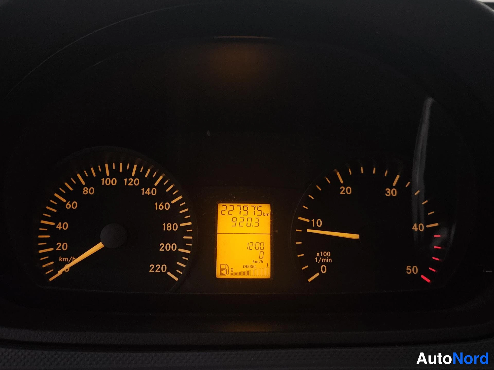 Valkoinen Mercedes-Benz Vito 2009, yksityiskohta, kuva 13