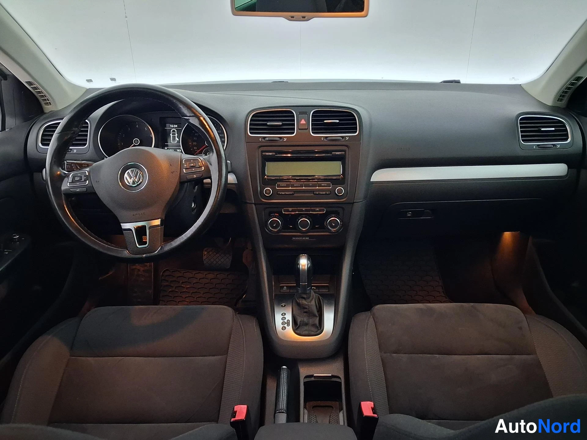 Hopea Volkswagen Golf 2011, ohjaamo, kuva 8
