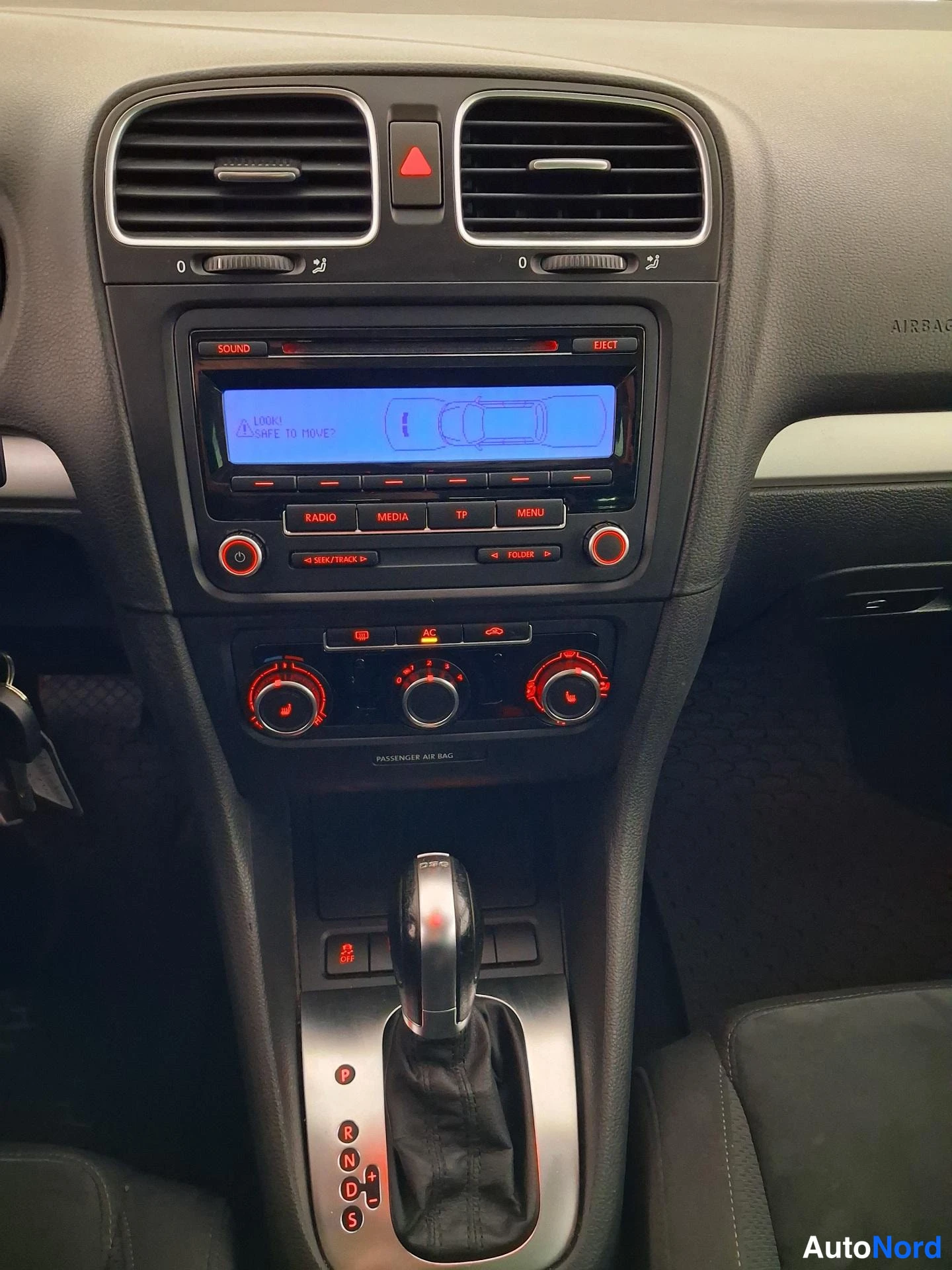 Hopea Volkswagen Golf 2011, ohjaamo, kuva 9