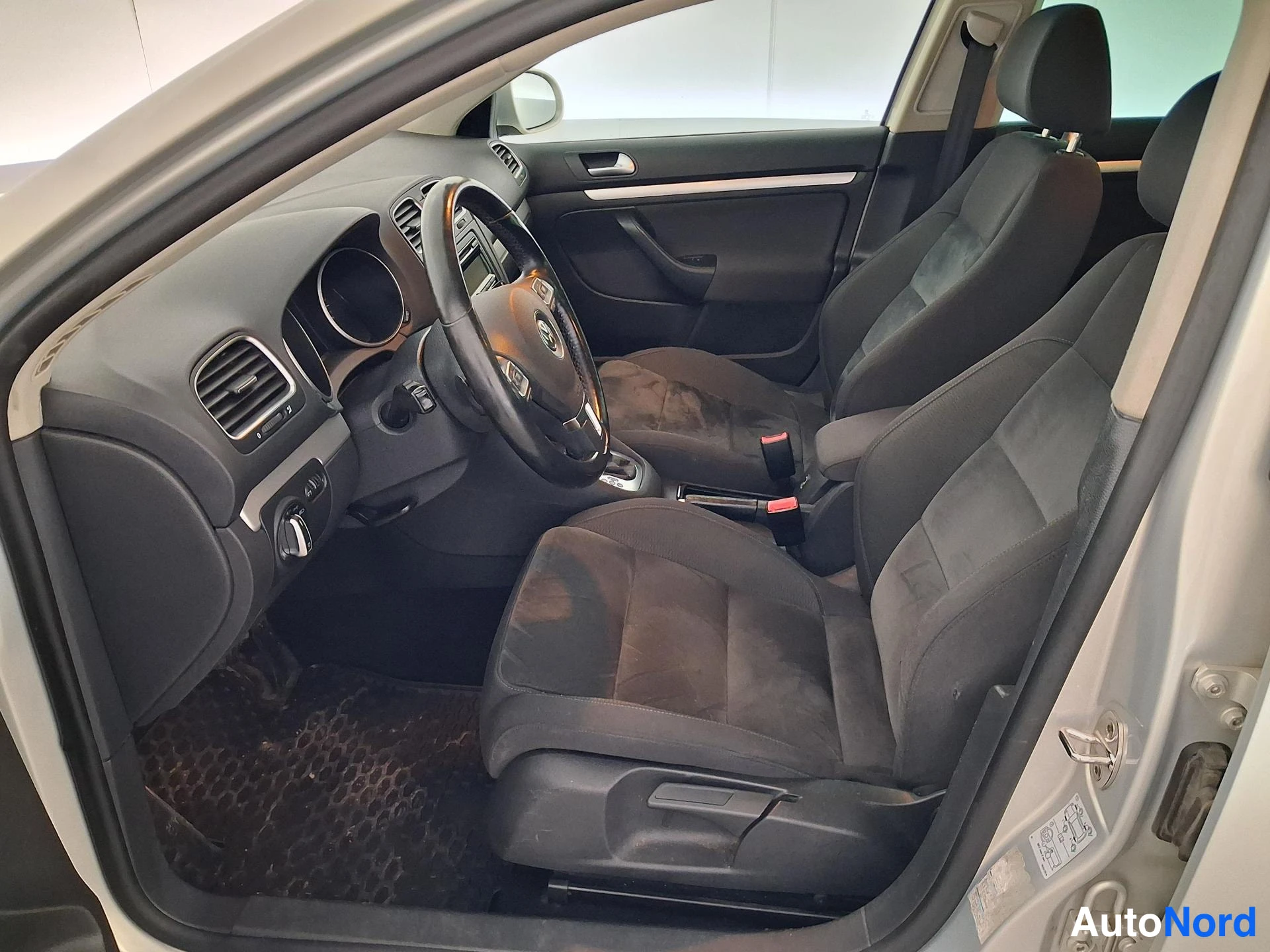 Hopea Volkswagen Golf 2011, ohjaamo, kuva 7