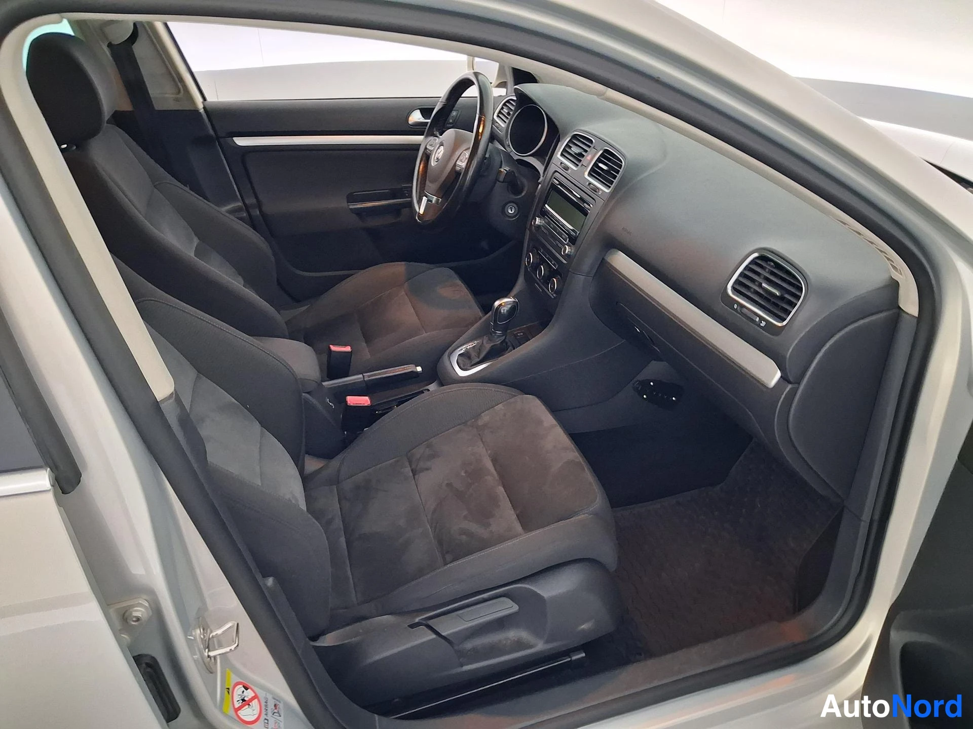 Hopea Volkswagen Golf 2011, etuistuimet, kuva 10