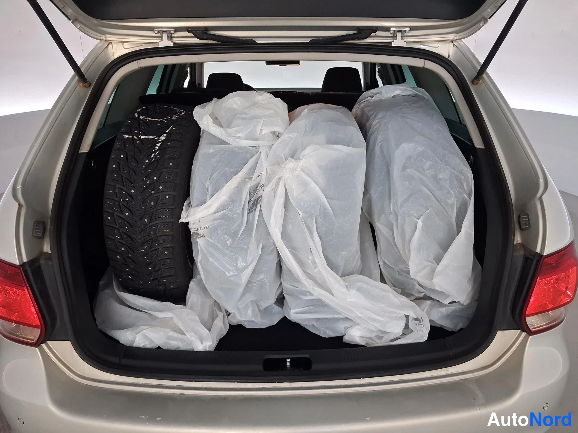Hopea Volkswagen Golf 2011, tavaratila, kuva 13