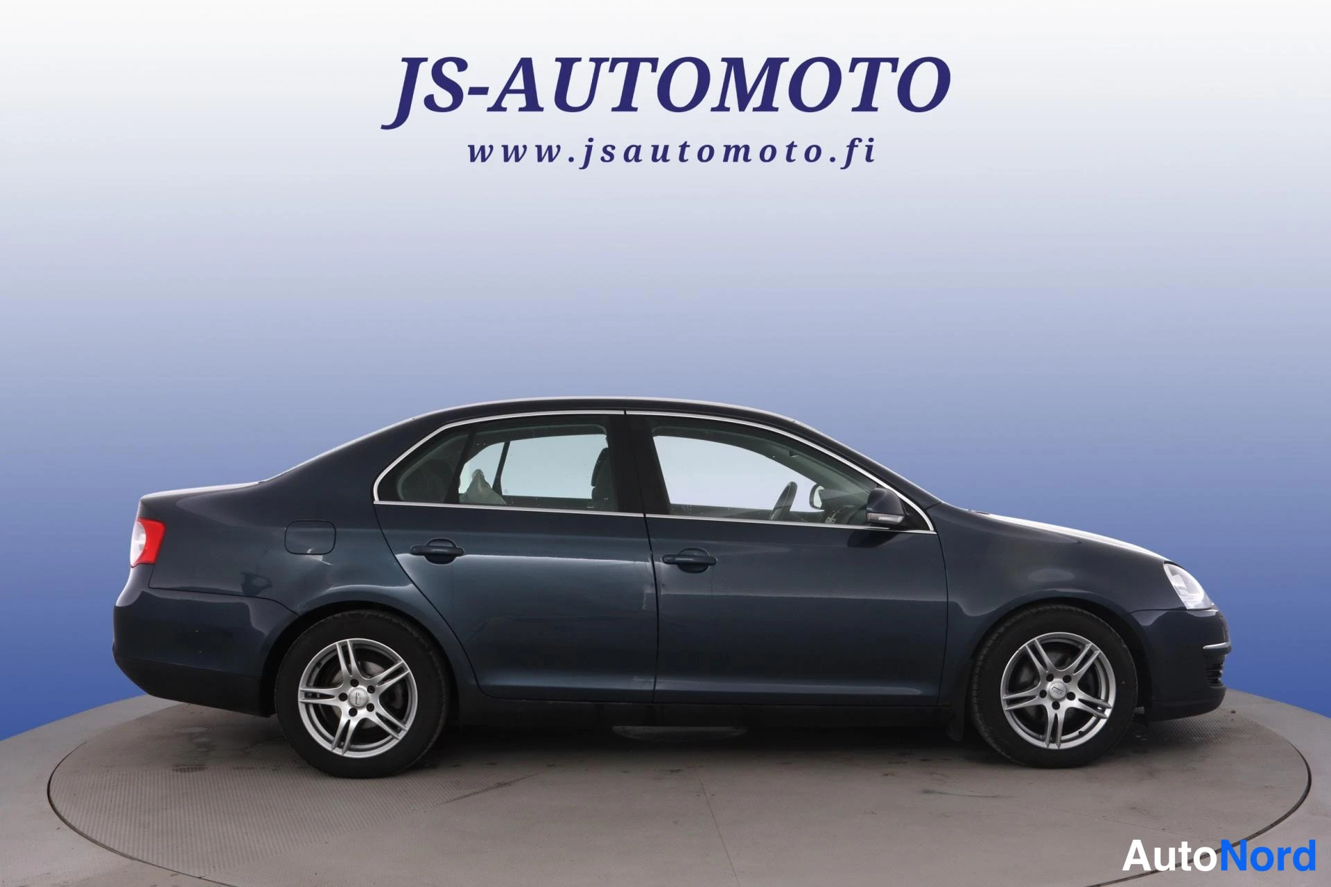 Sininen Volkswagen Jetta 2007, sivulta, kuva 4