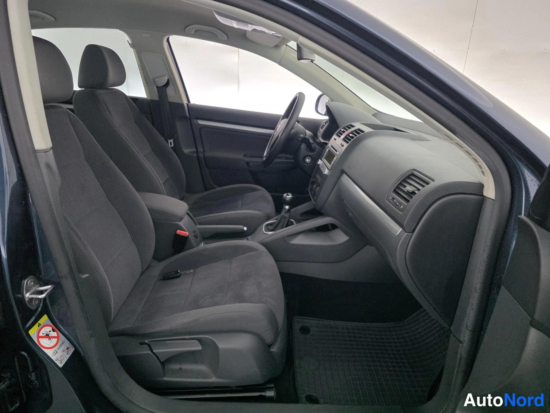 Sininen Volkswagen Jetta 2007, ohjaamo, kuva 9