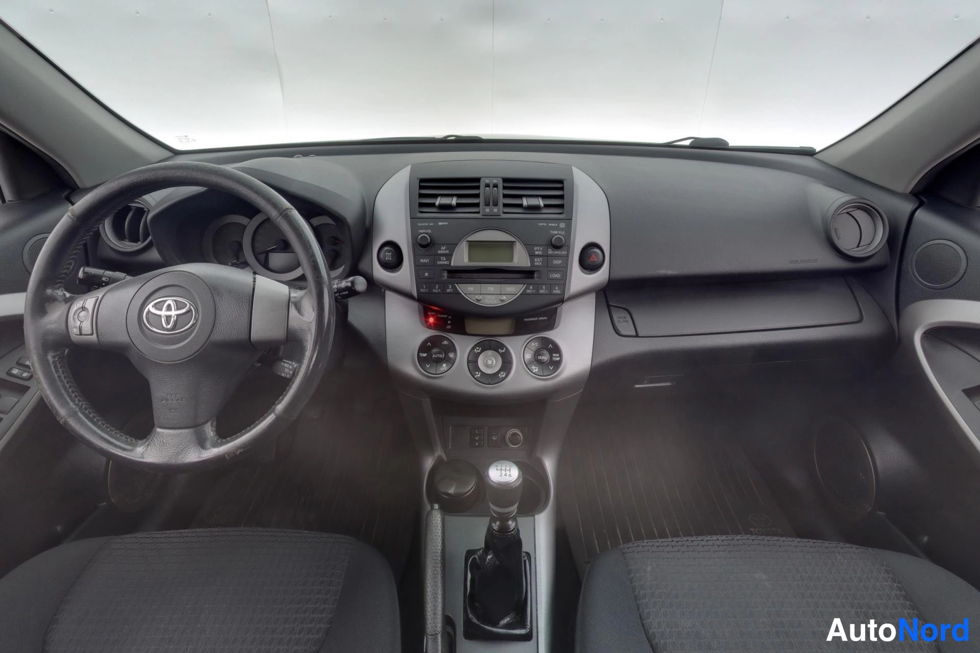 Grön Toyota RAV4 2008, förarplats, bild 9