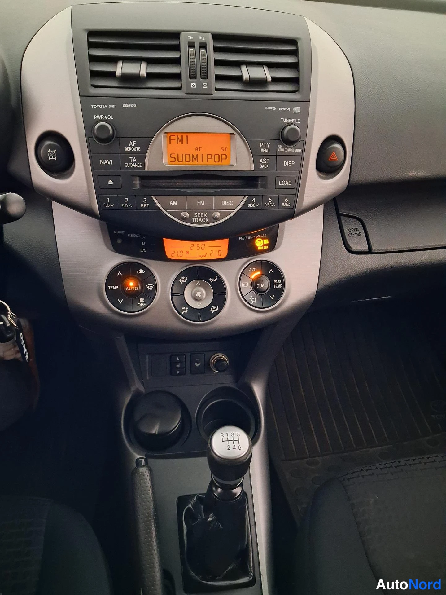 Grön Toyota RAV4 2008, förarplats, bild 11