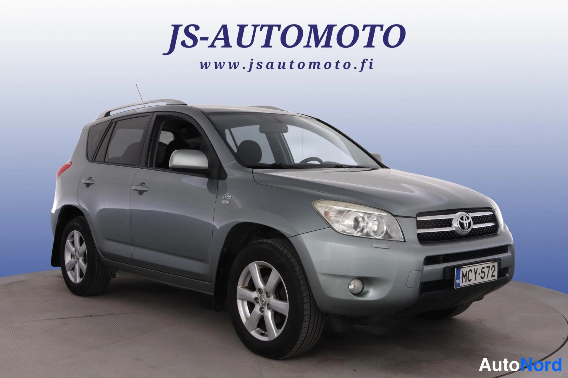 Grön Toyota RAV4 2008, snett framifrån, fronten åt höger, bild 3