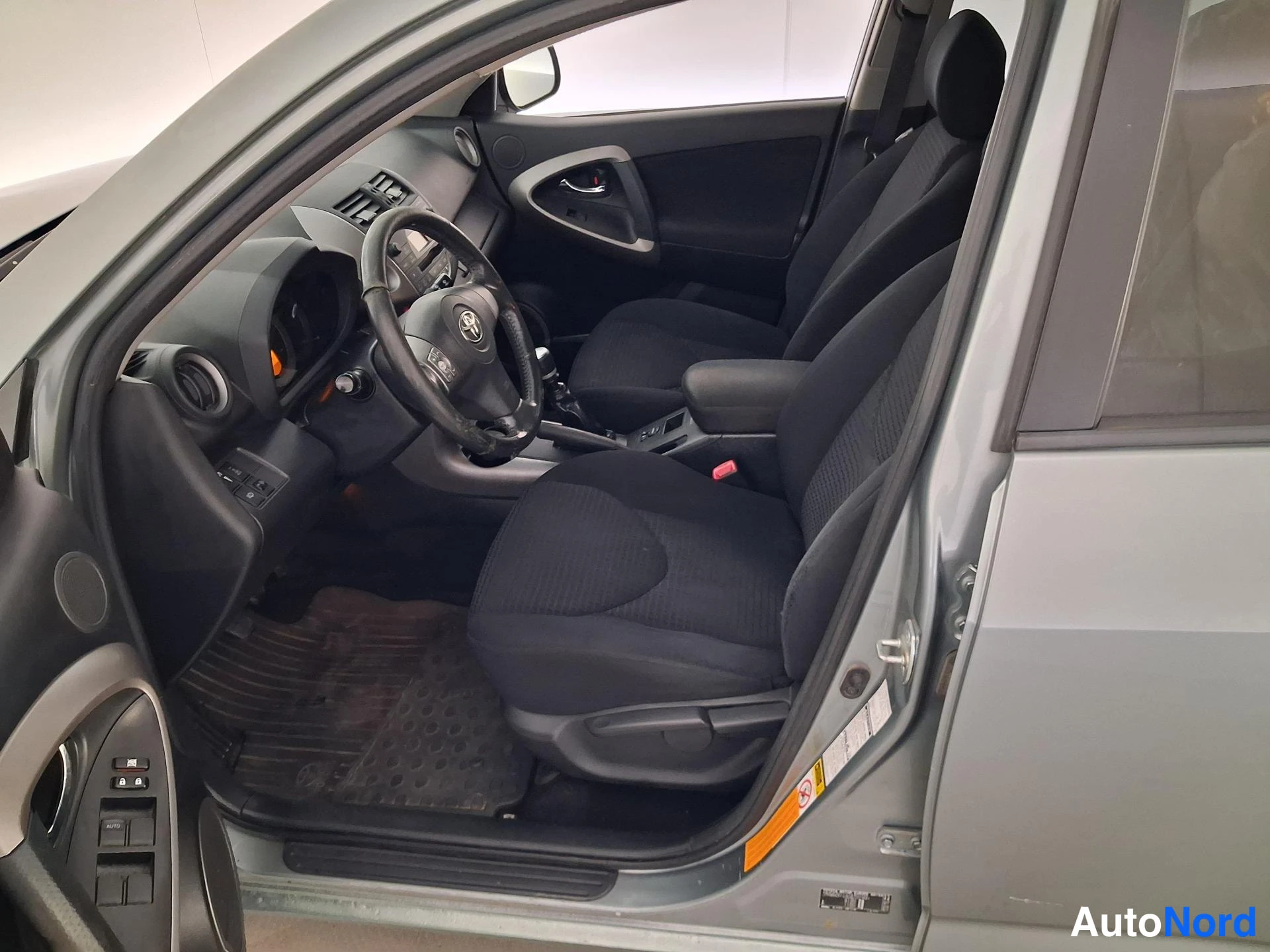 Grön Toyota RAV4 2008, förarplats, bild 7