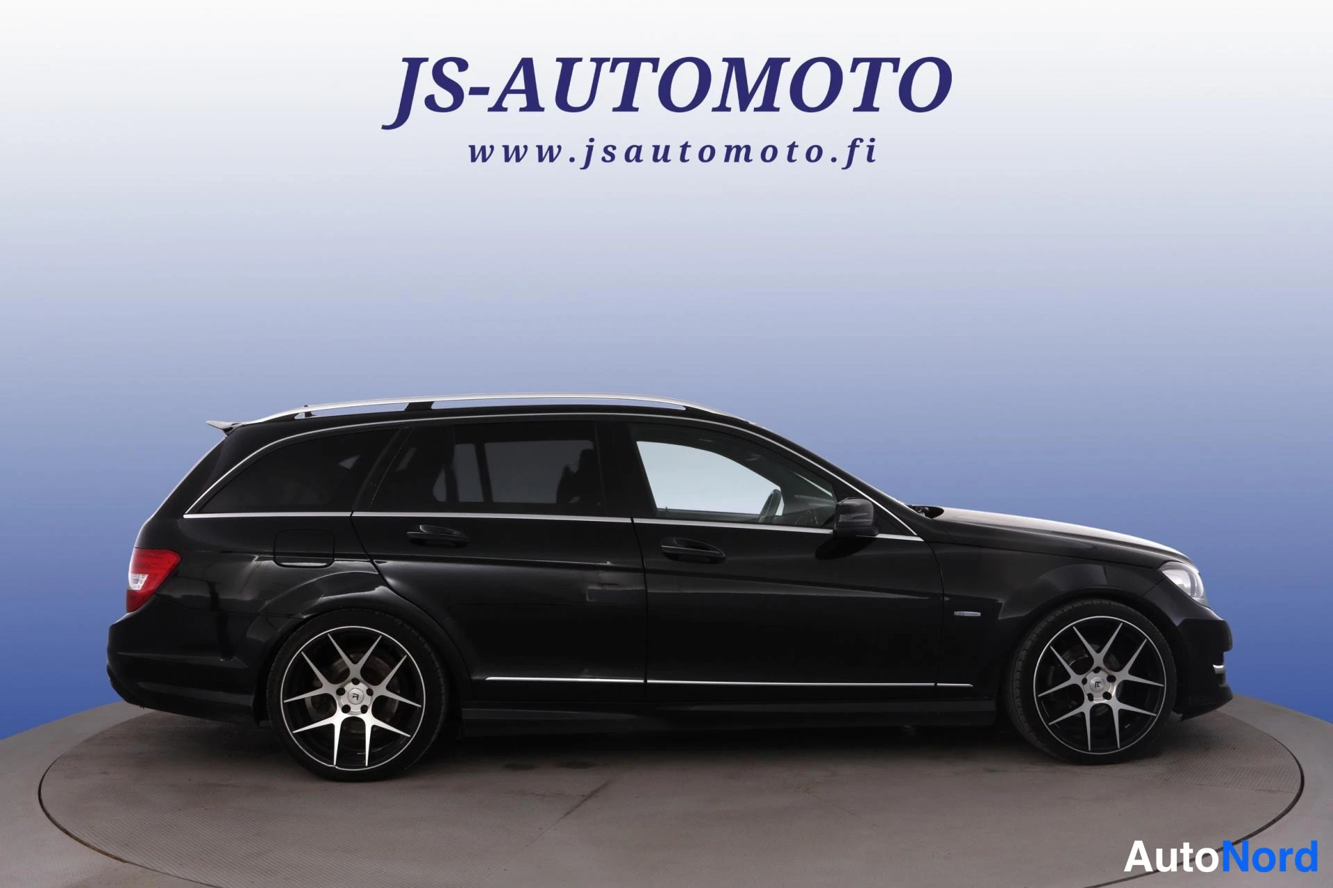 Musta Mercedes-Benz C 2012, sivulta, kuva 3