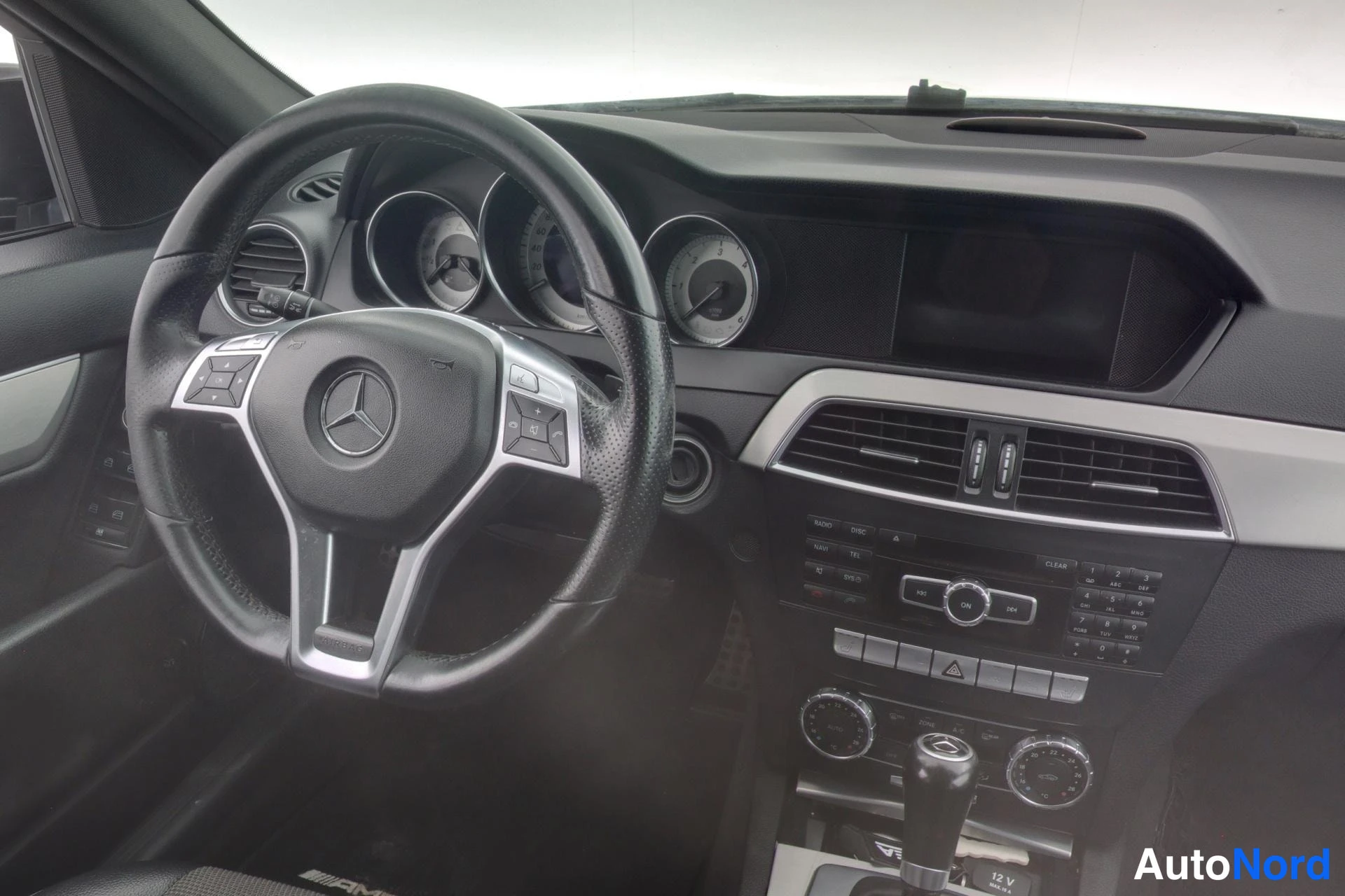 Musta Mercedes-Benz C 2012, yksityiskohta, kuva 14
