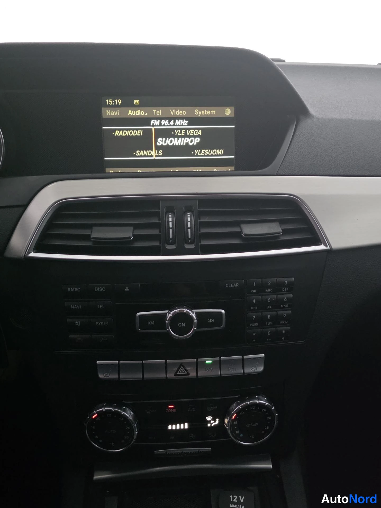 Musta Mercedes-Benz C 2012, ohjaamo, kuva 10