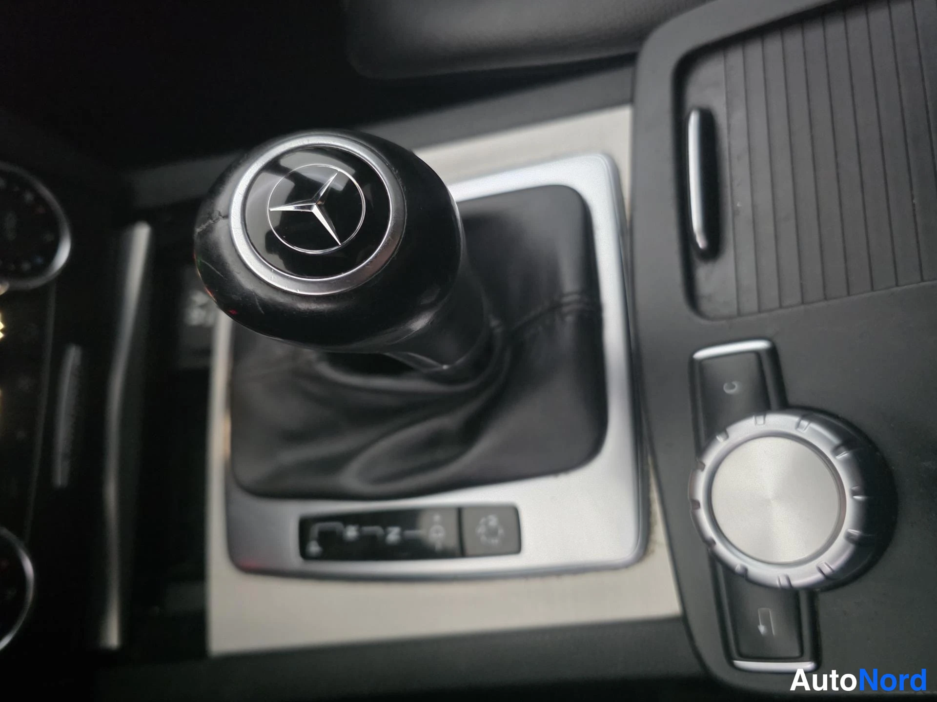 Musta Mercedes-Benz C 2012, yksityiskohta, kuva 18