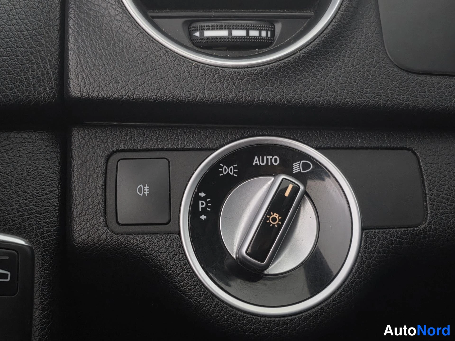 Musta Mercedes-Benz C 2012, yksityiskohta, kuva 20