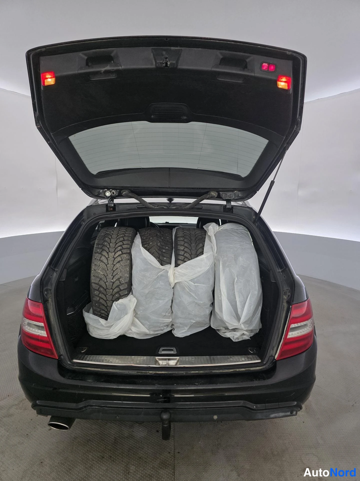 Musta Mercedes-Benz C 2012, tavaratila, kuva 13