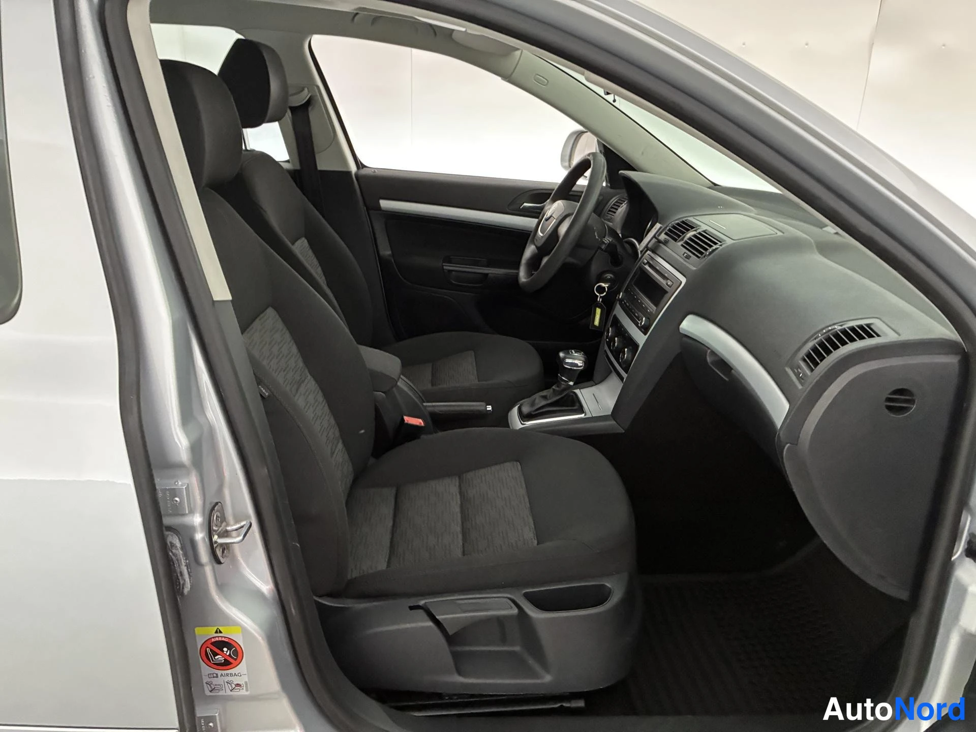 Hopea Skoda Octavia 2011, ohjaamo, kuva 9