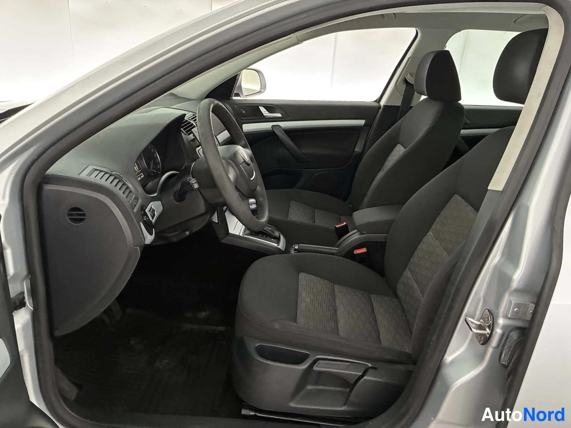 Hopea Skoda Octavia 2011, ohjaamo, kuva 8