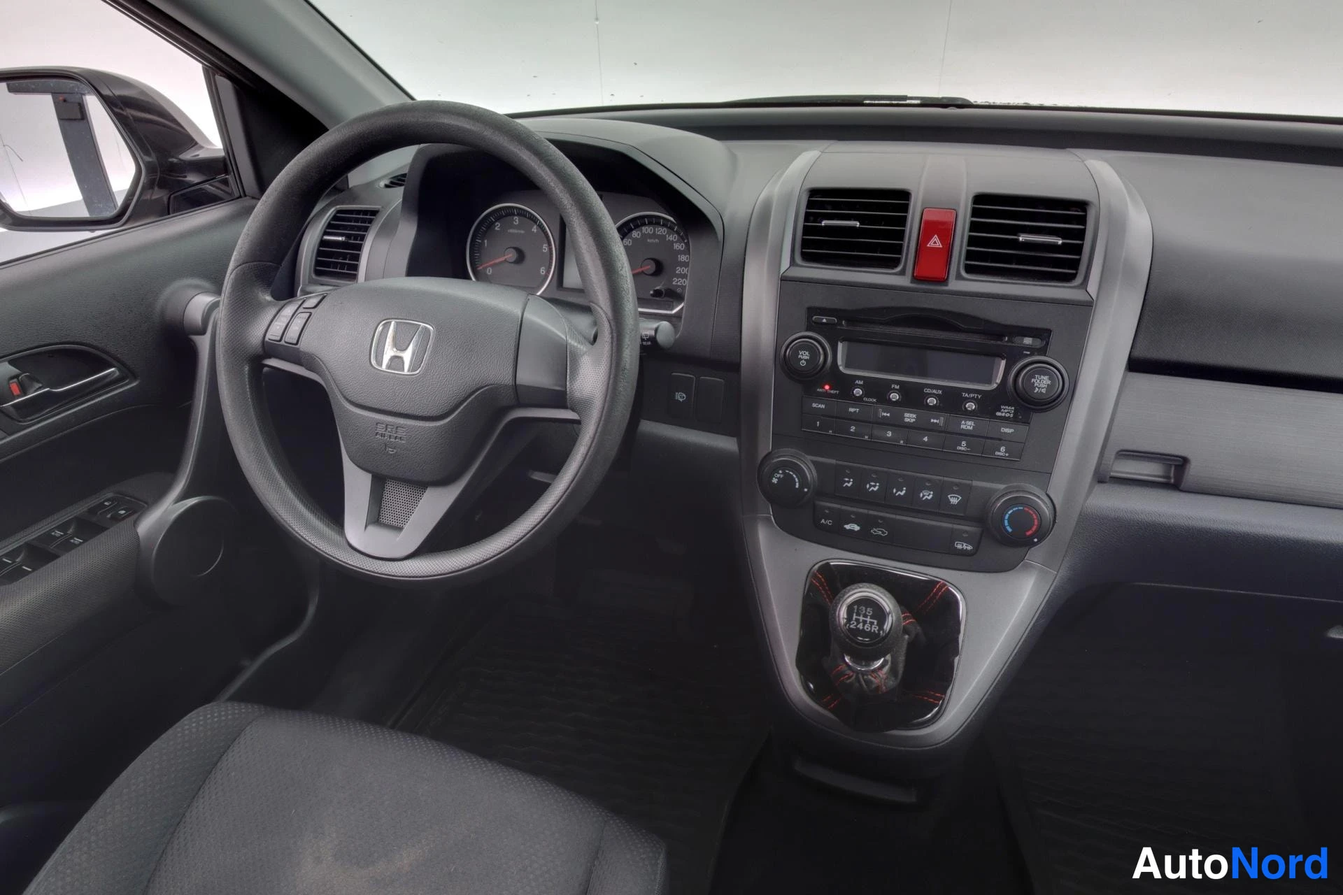 Musta Honda CR-V 2009, ohjaamo, kuva 9