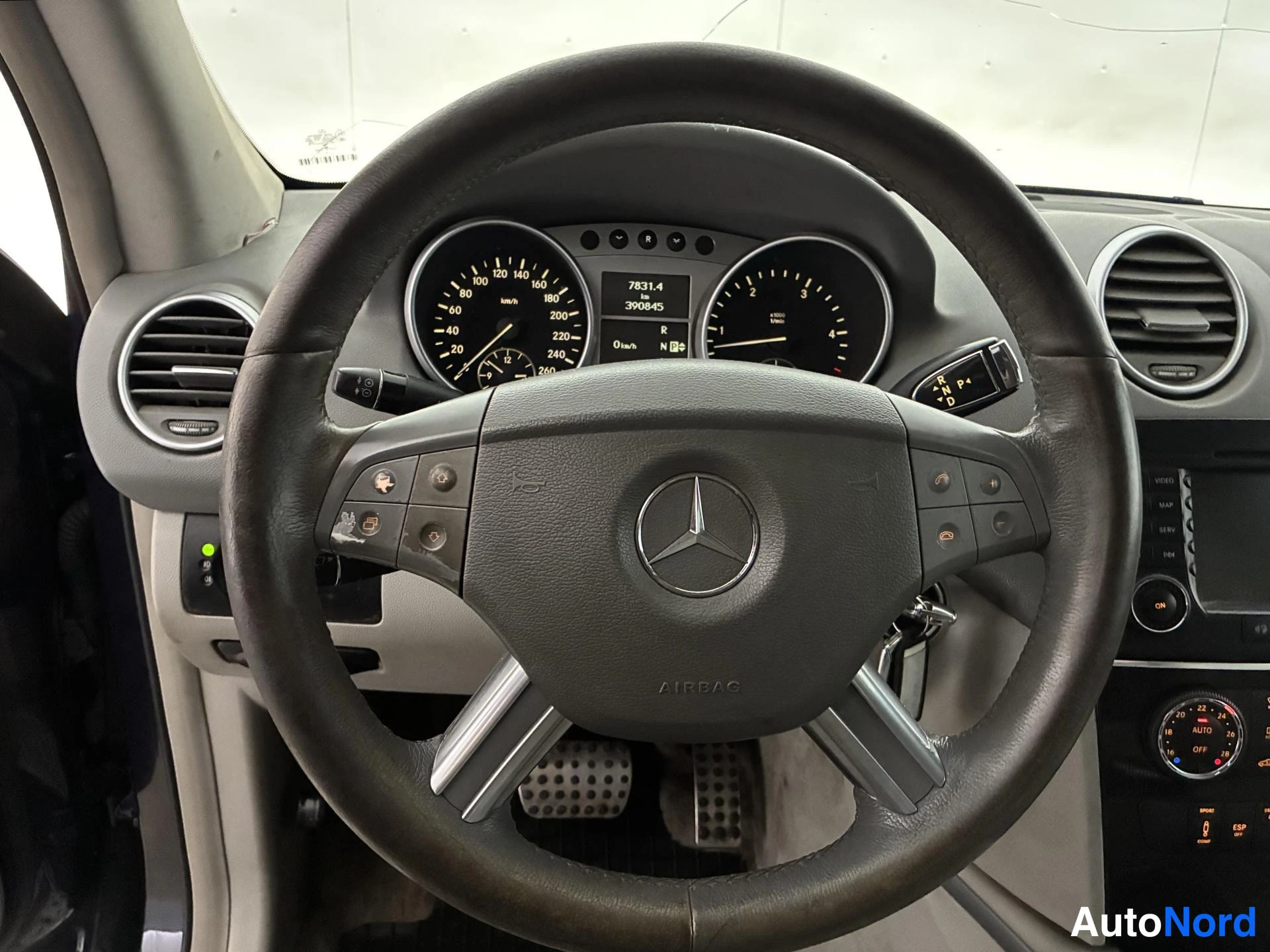 Sininen Mercedes-Benz ML 2007, yksityiskohta, kuva 13