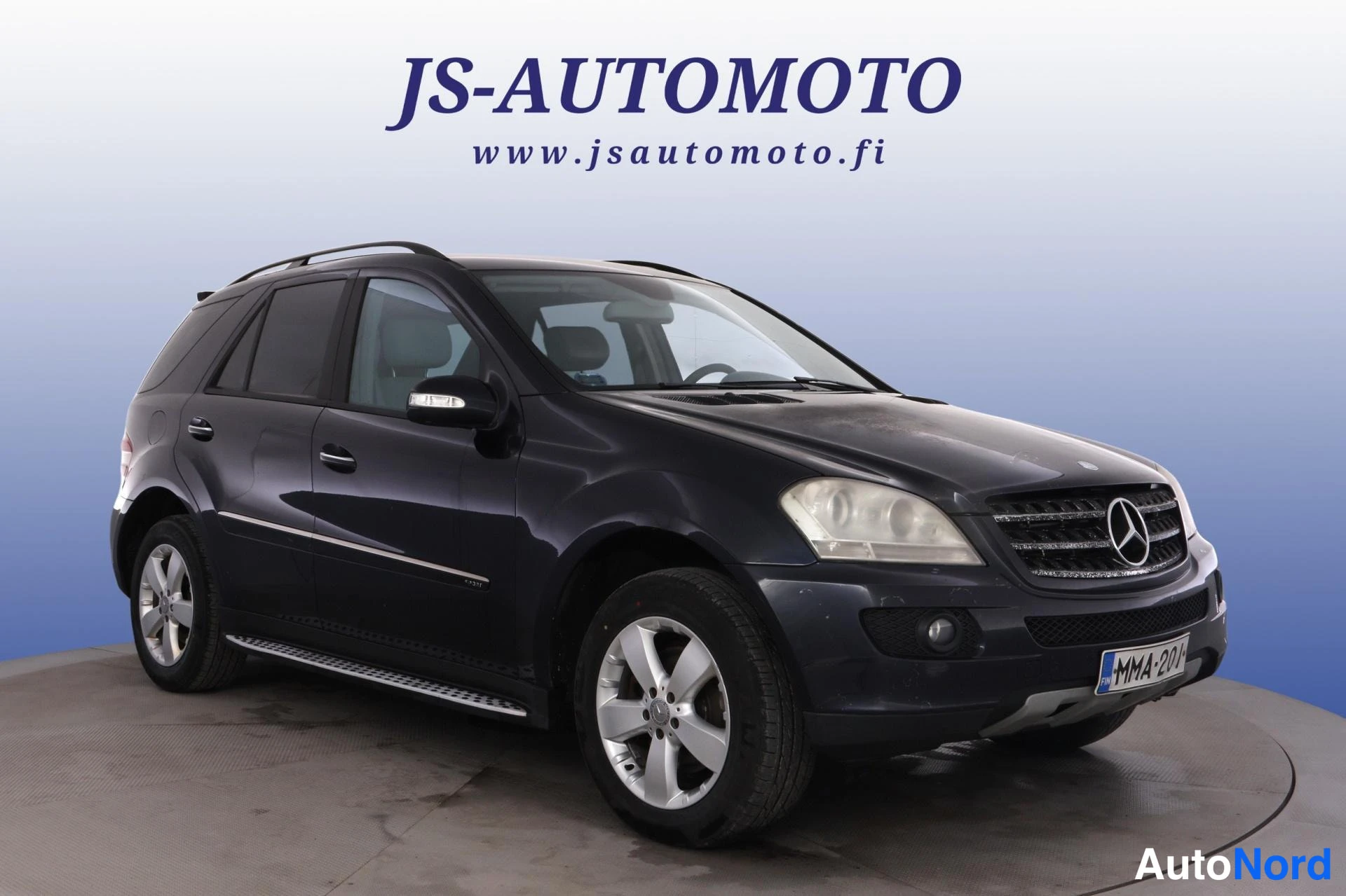 Sininen Mercedes-Benz ML 2007, etuviisto, keula oikealle, kuva 2