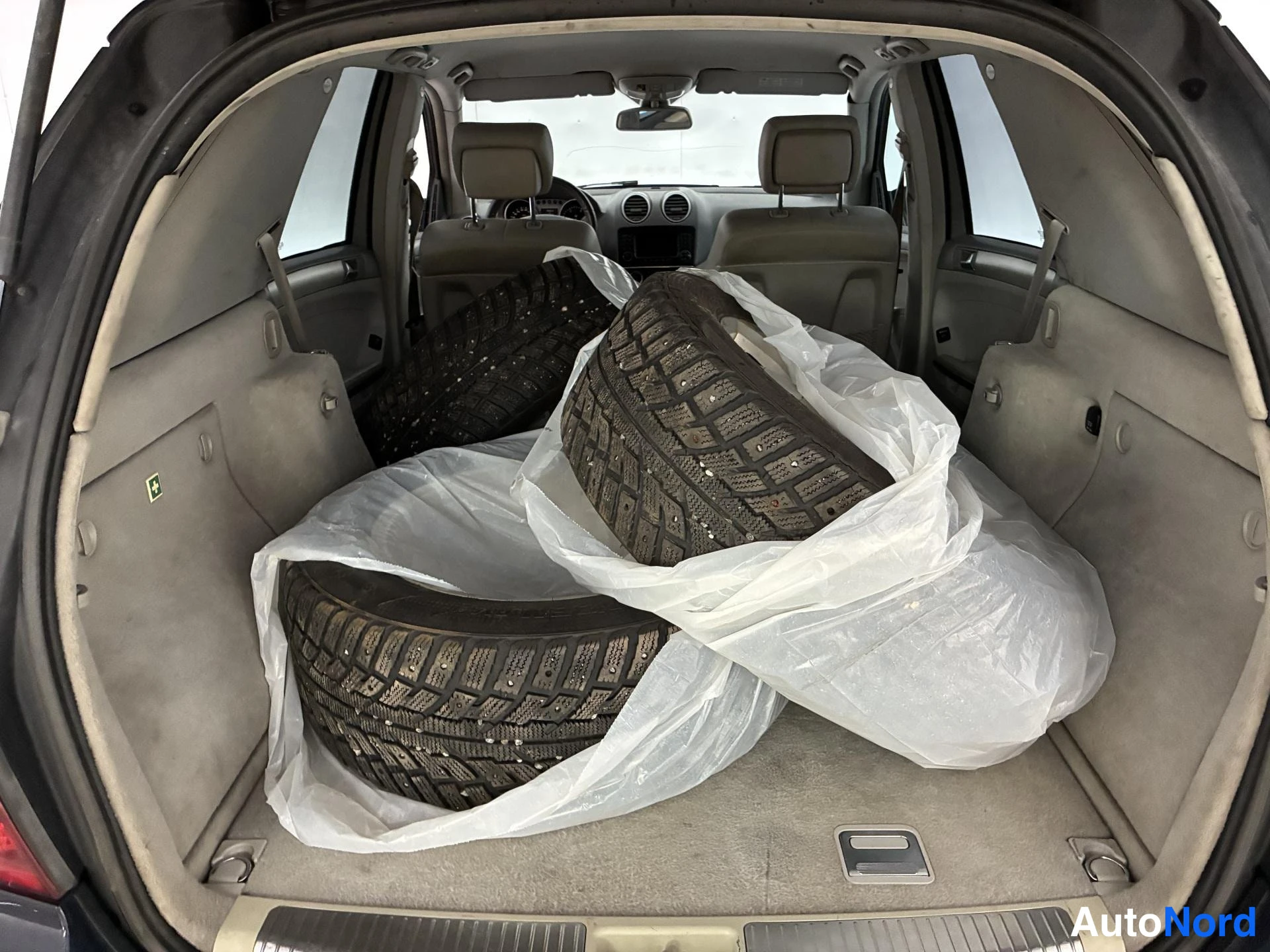 Sininen Mercedes-Benz ML 2007, tavaratila, kuva 11