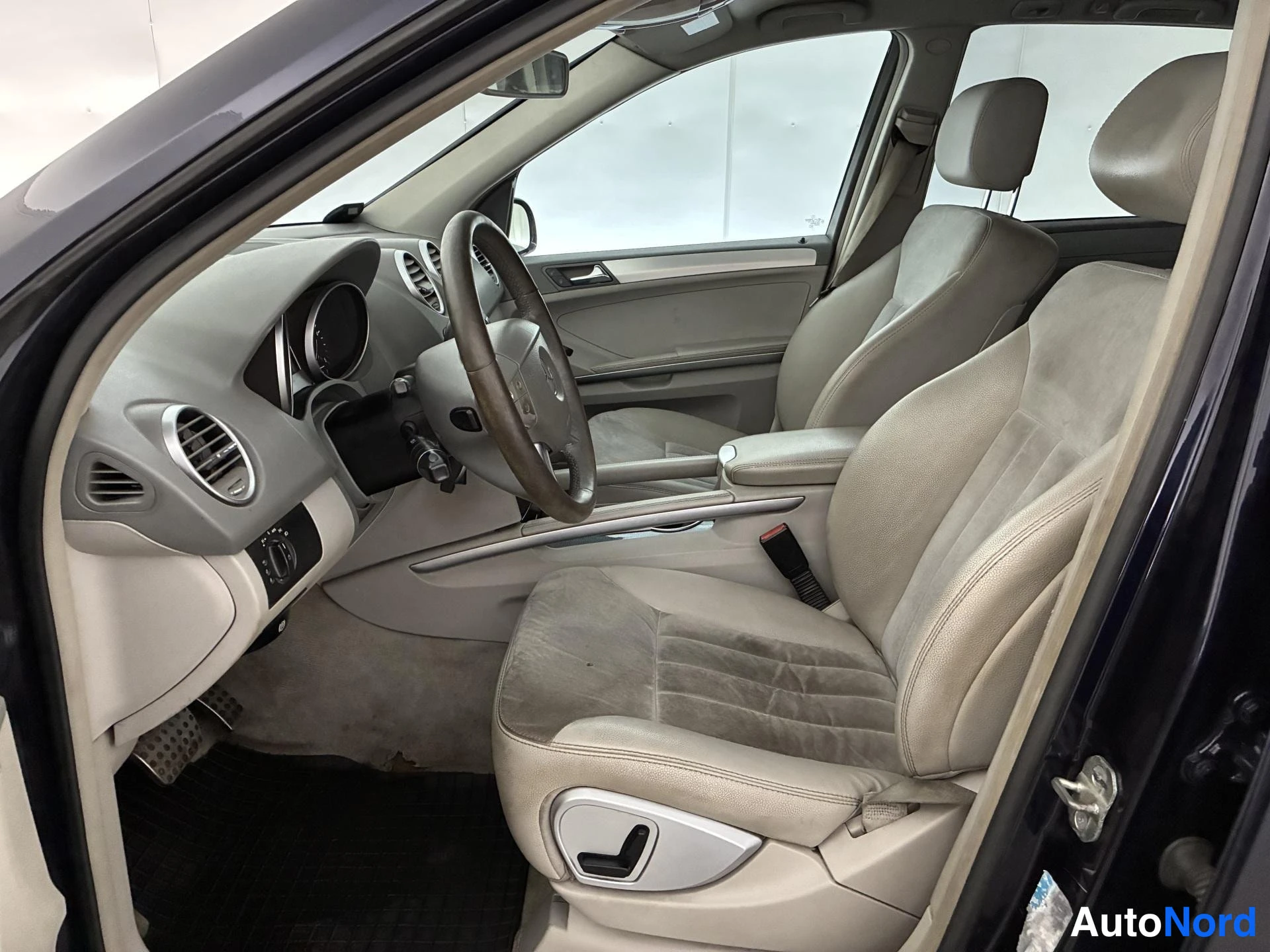 Sininen Mercedes-Benz ML 2007, ohjaamo, kuva 7