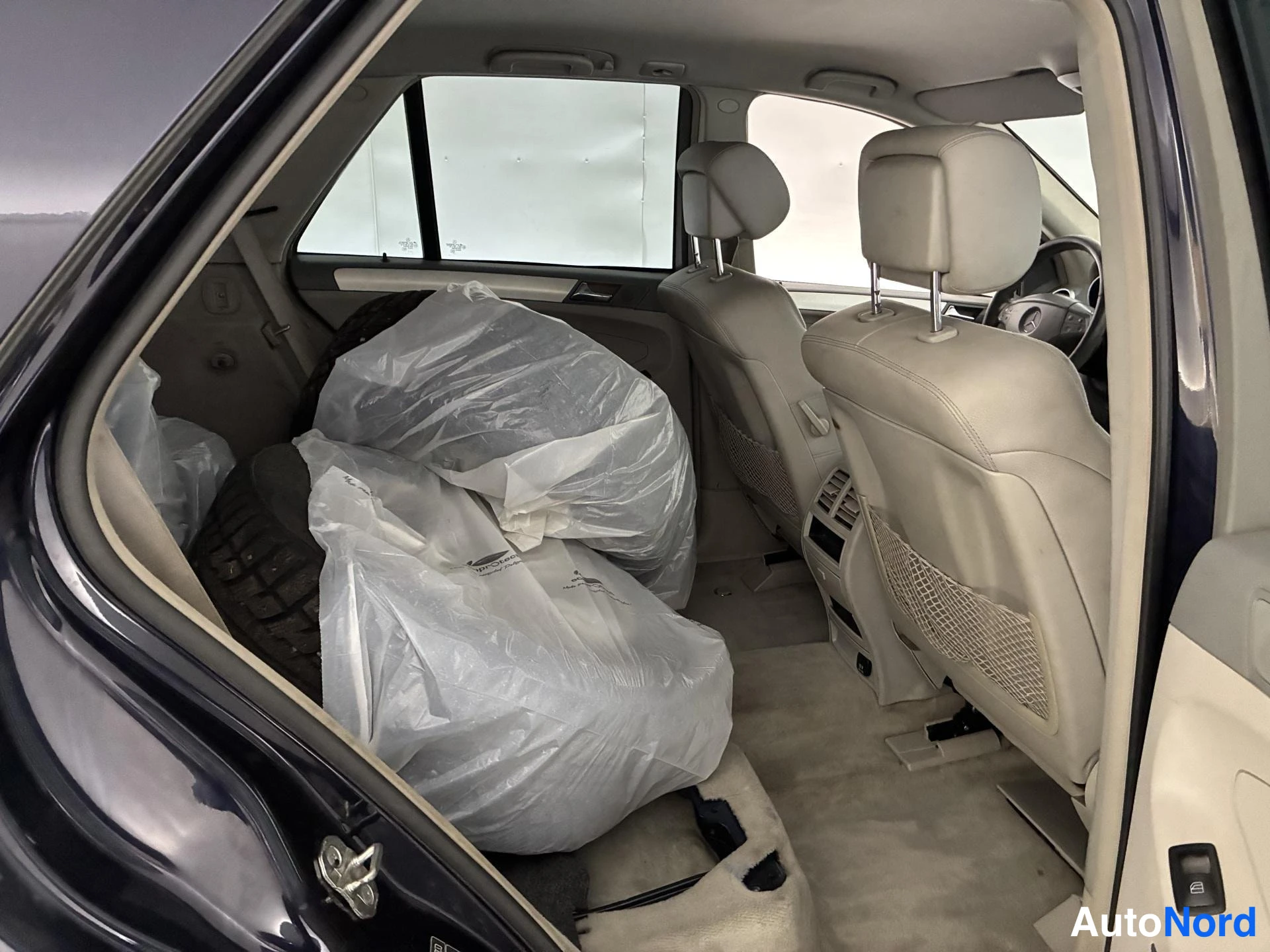 Sininen Mercedes-Benz ML 2007, tavaratila, kuva 12