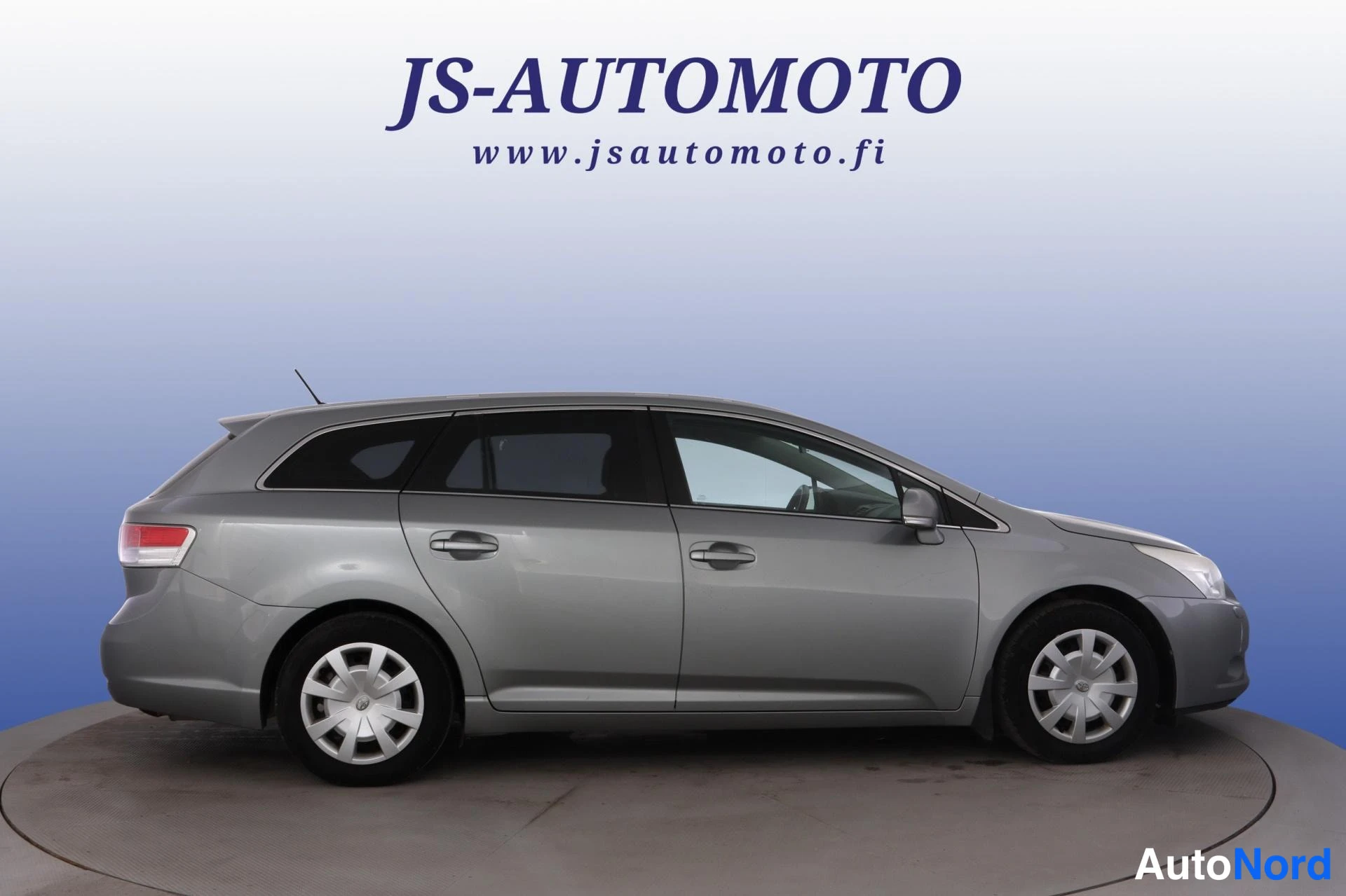 Harmaa Toyota Avensis 2011, etuviisto, keula oikealle, kuva 3