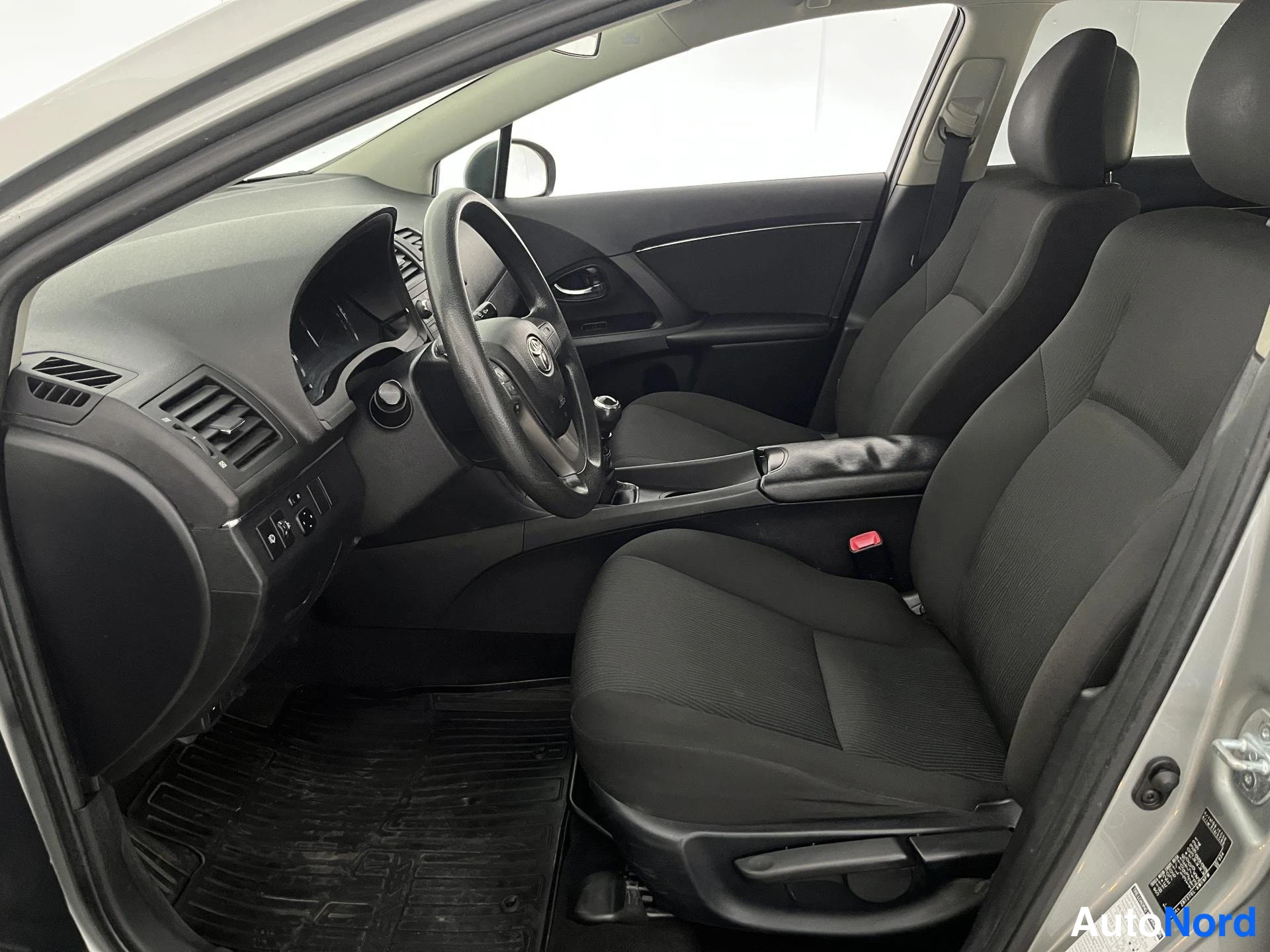 Harmaa Toyota Avensis 2011, etuistuimet, kuva 11