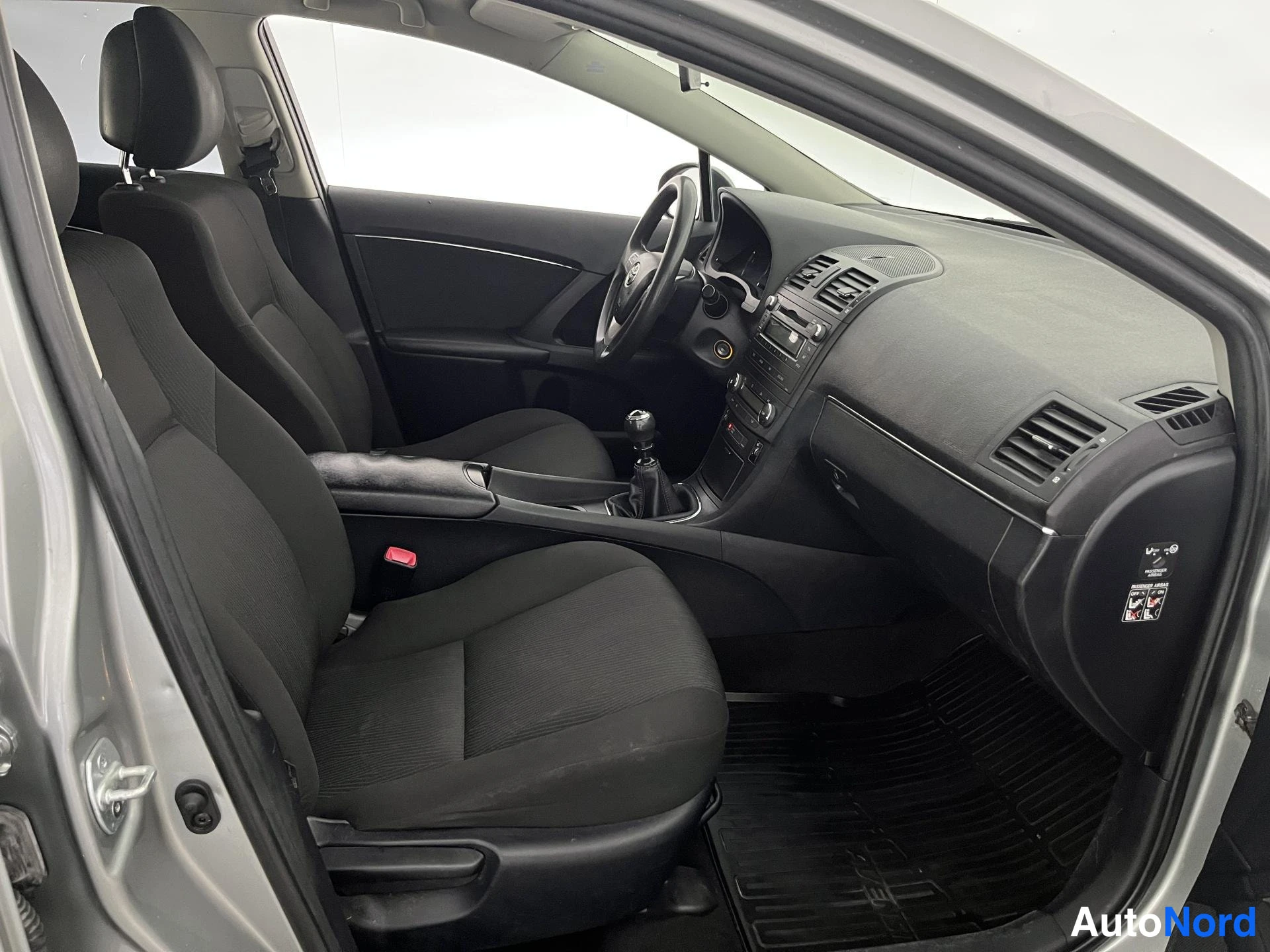 Harmaa Toyota Avensis 2011, ohjaamo, kuva 10