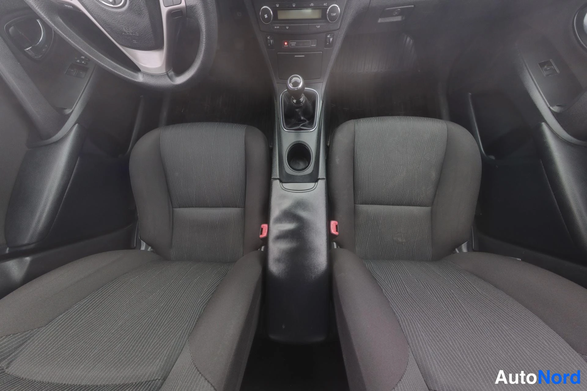 Harmaa Toyota Avensis 2011, etuistuimet, kuva 12