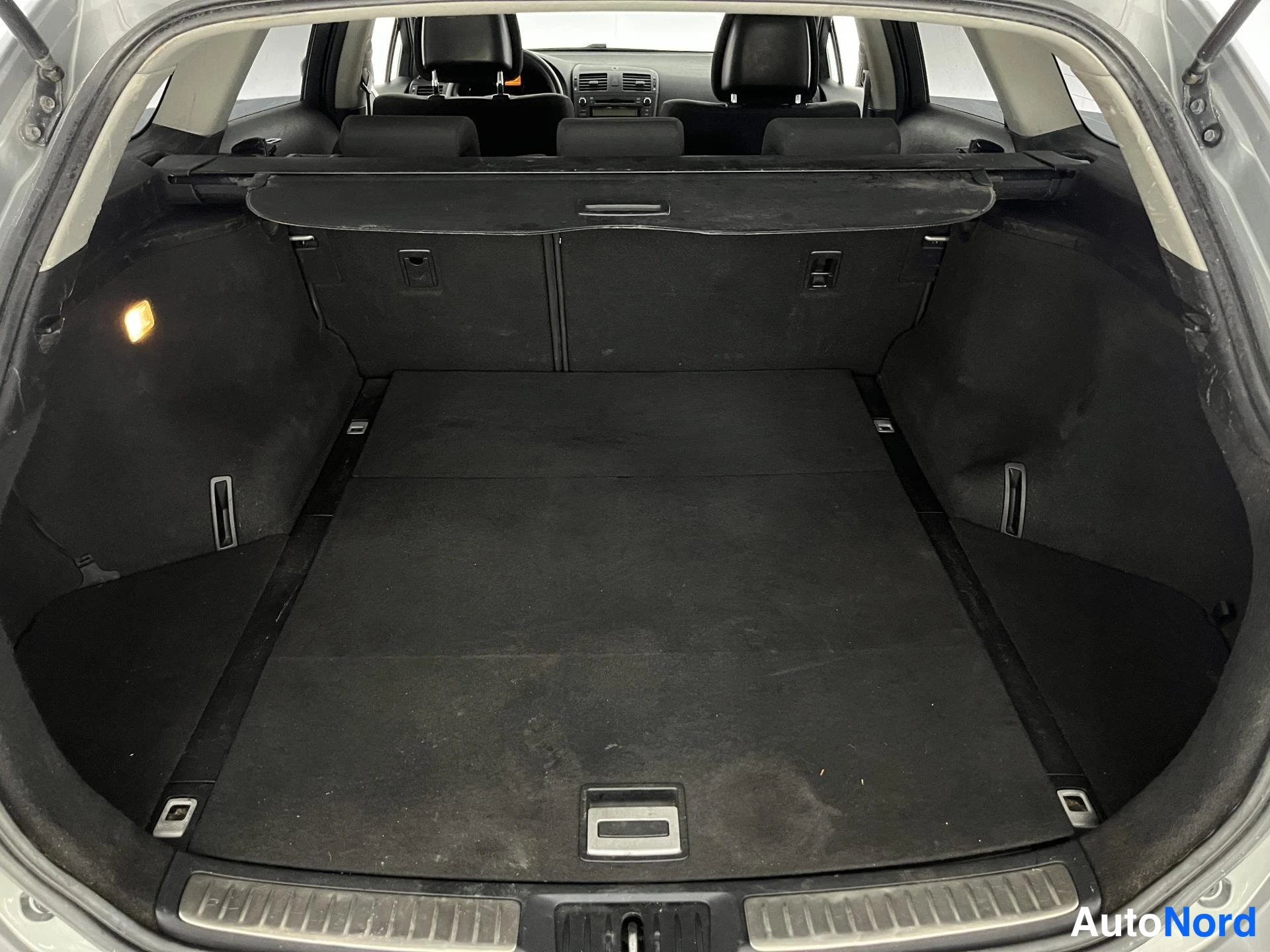 Harmaa Toyota Avensis 2011, tavaratila, kuva 15