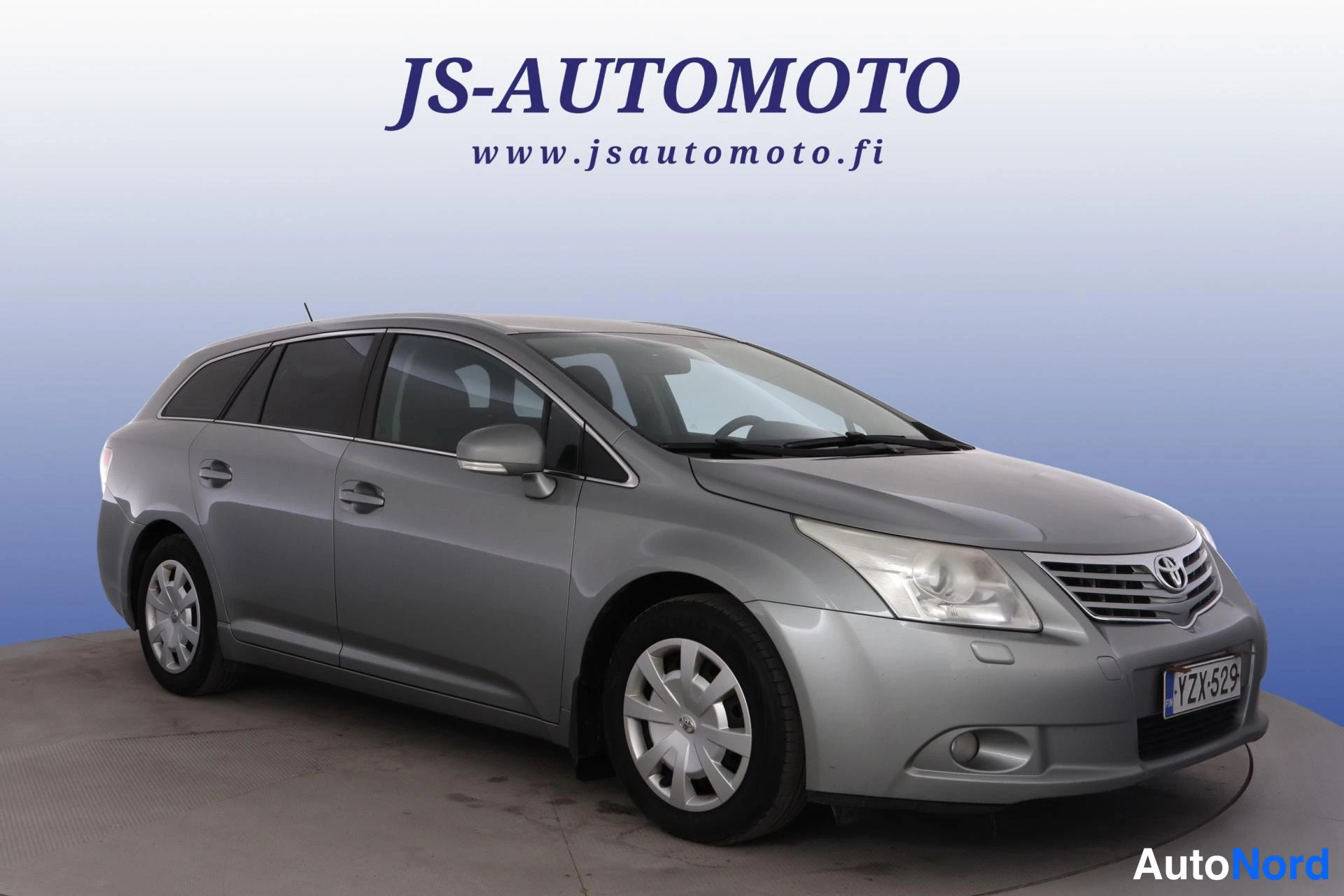 Harmaa Toyota Avensis 2011, etuviisto, keula oikealle, kuva 4