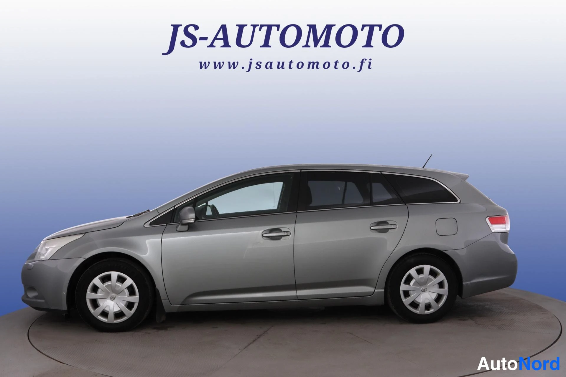 Harmaa Toyota Avensis 2011, etuviisto, keula vasemmalle, kuva 2
