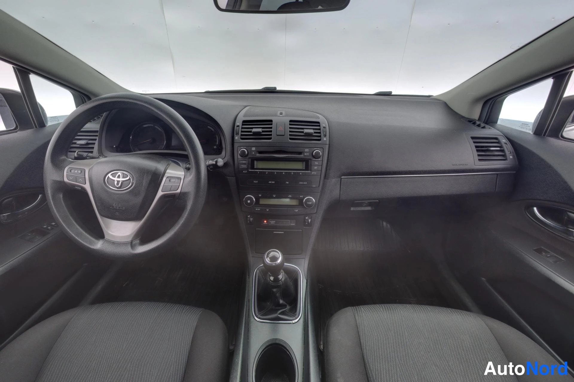 Harmaa Toyota Avensis 2011, ohjaamo, kuva 7