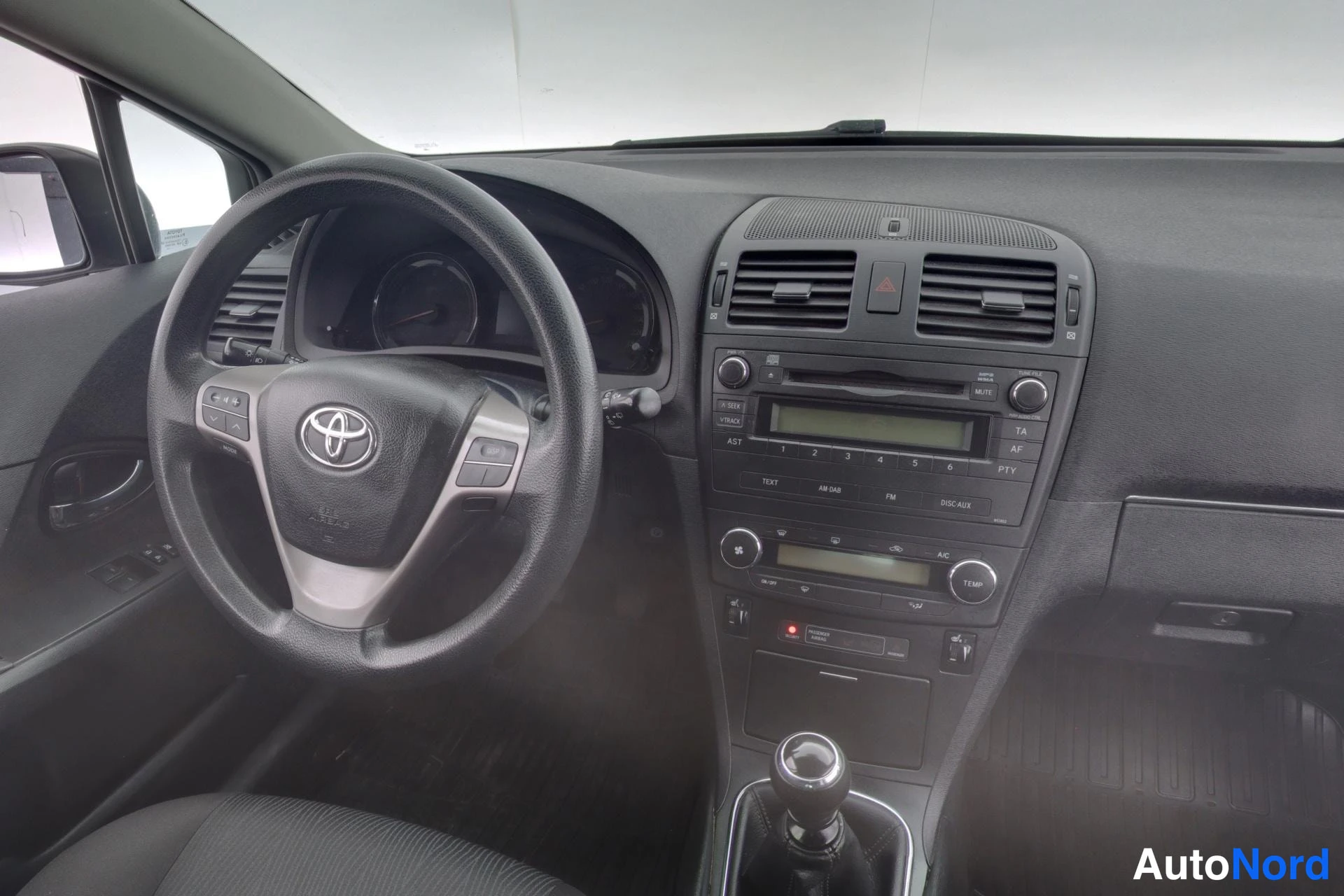 Harmaa Toyota Avensis 2011, ohjaamo, kuva 8
