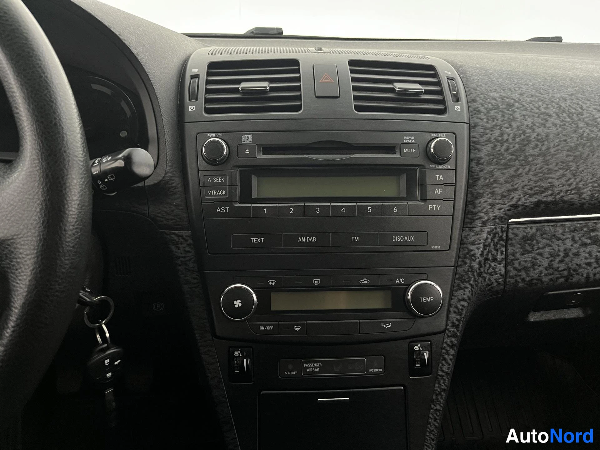 Harmaa Toyota Avensis 2011, ohjaamo, kuva 9