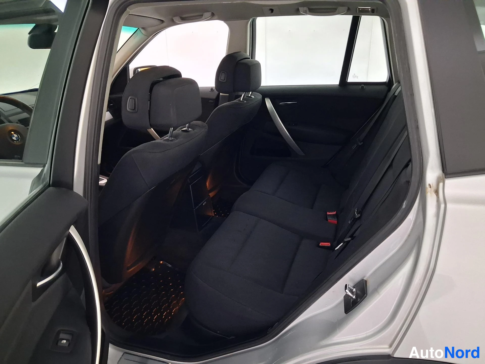 Harmaa BMW X3 2008, takaistuimet, kuva 13