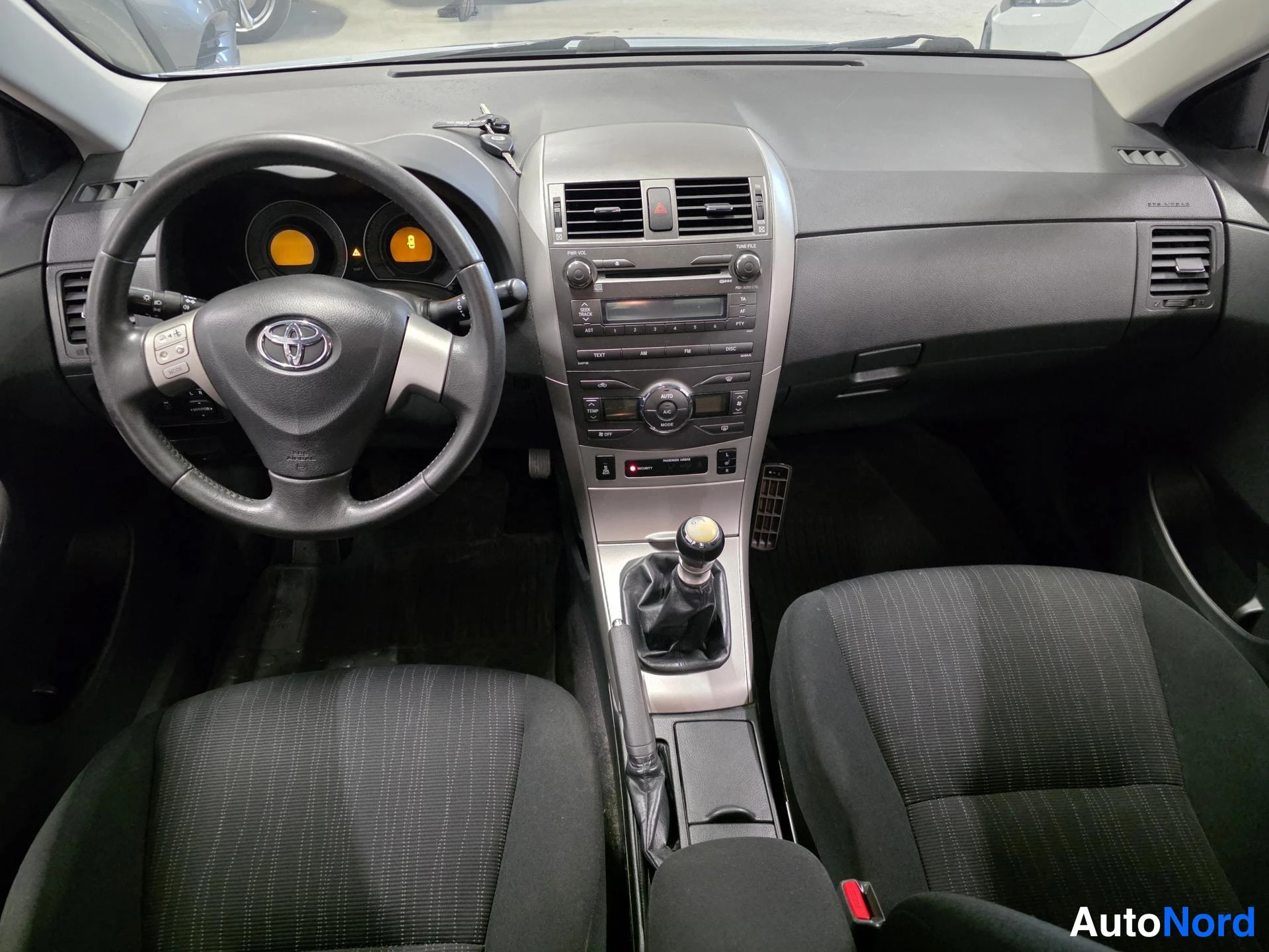 Blå Toyota Corolla 2010, förarplats, bild 9