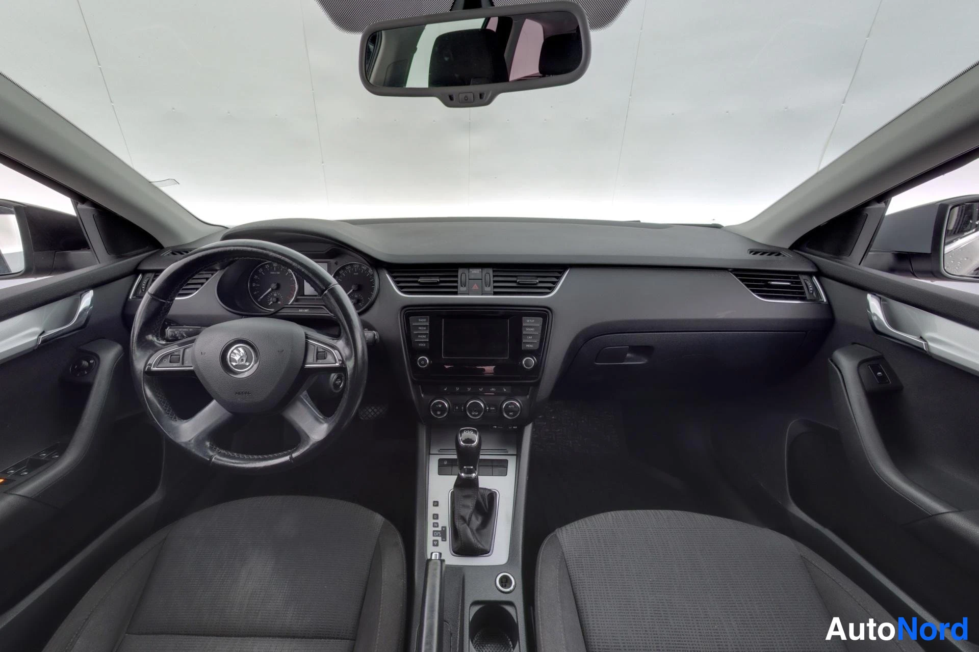 Musta Skoda Octavia 2013, ohjaamo, kuva 7