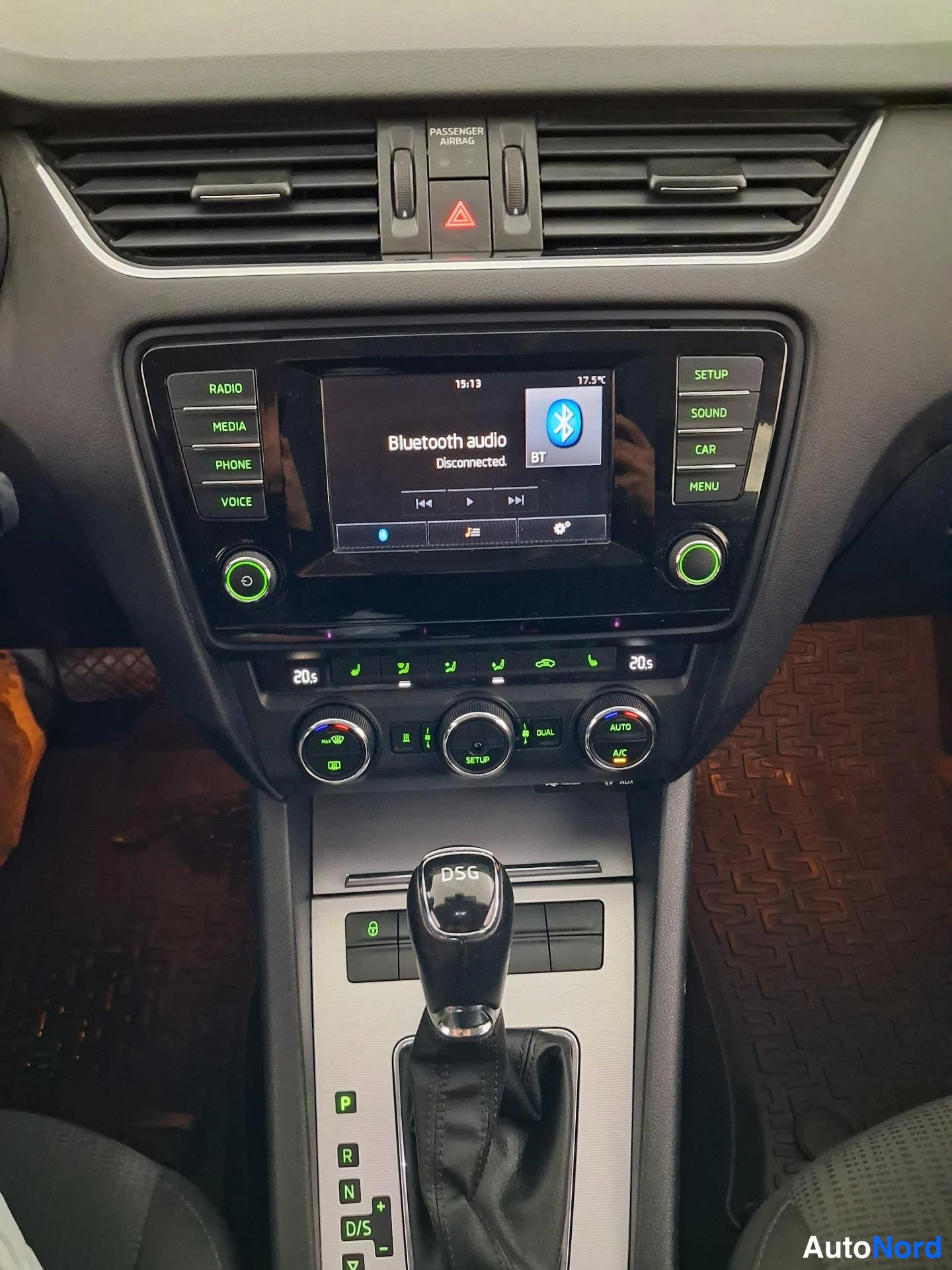 Musta Skoda Octavia 2013, ohjaamo, kuva 8