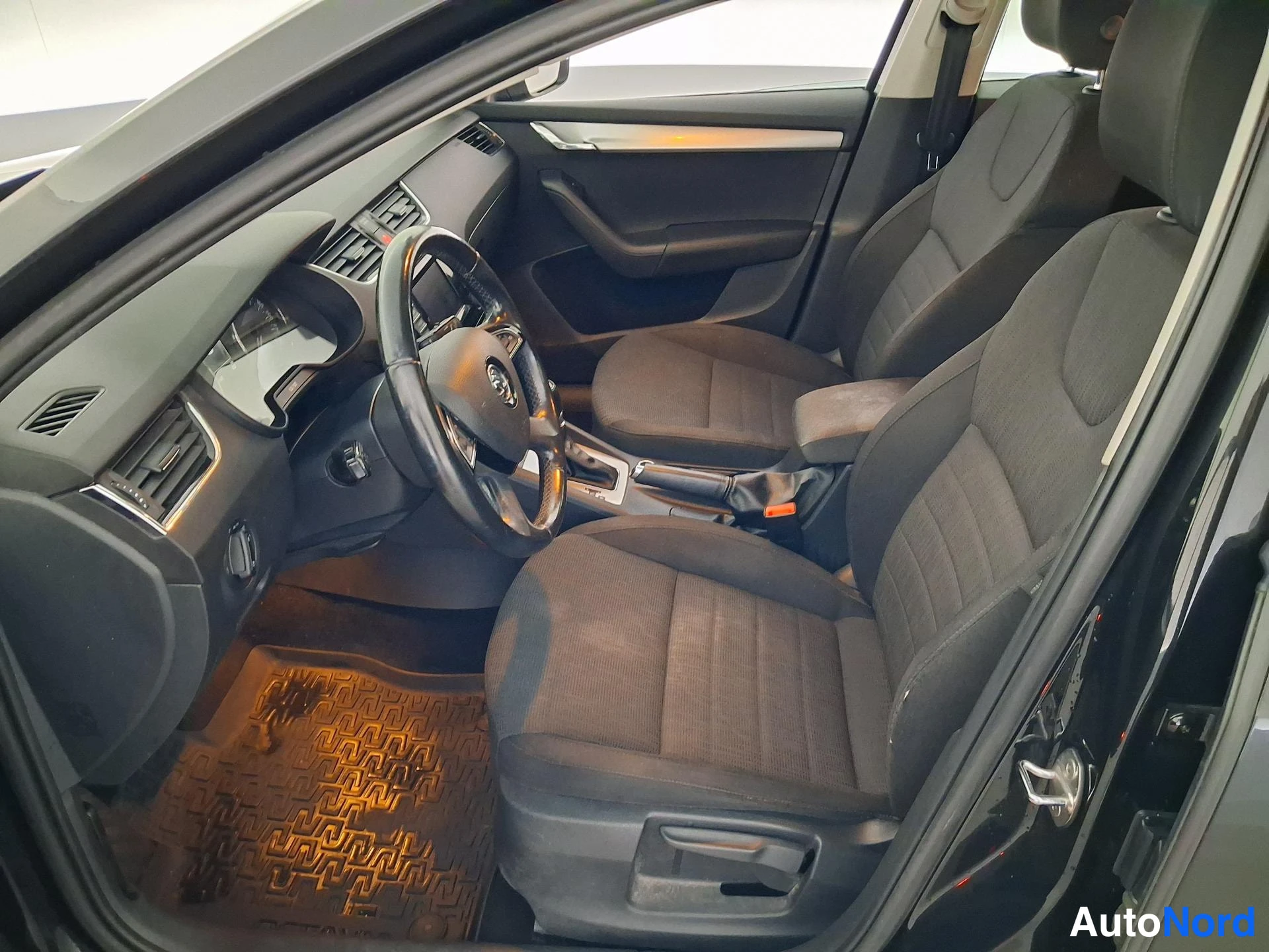 Musta Skoda Octavia 2013, ohjaamo, kuva 9