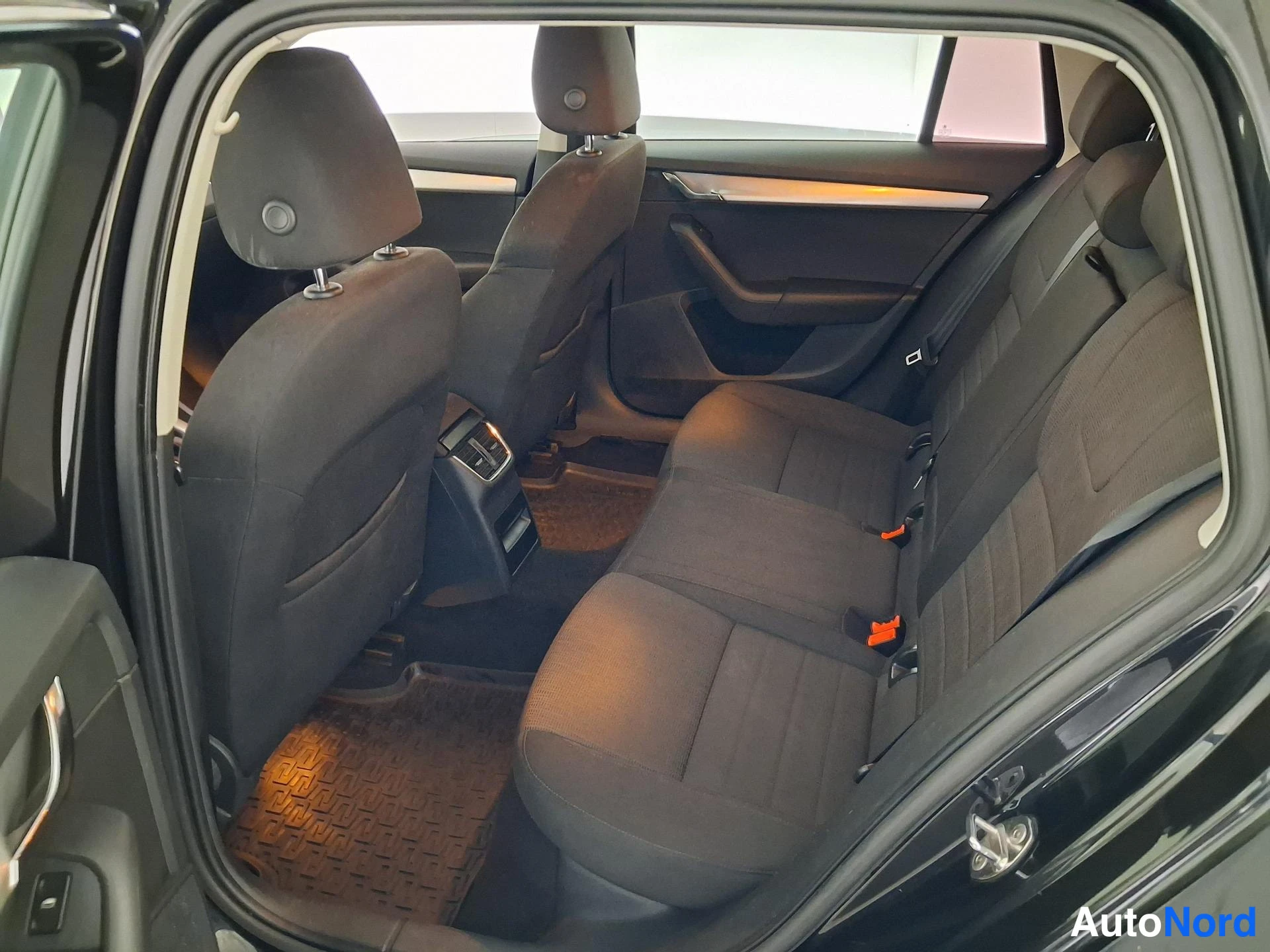 Musta Skoda Octavia 2013, takaistuimet, kuva 12