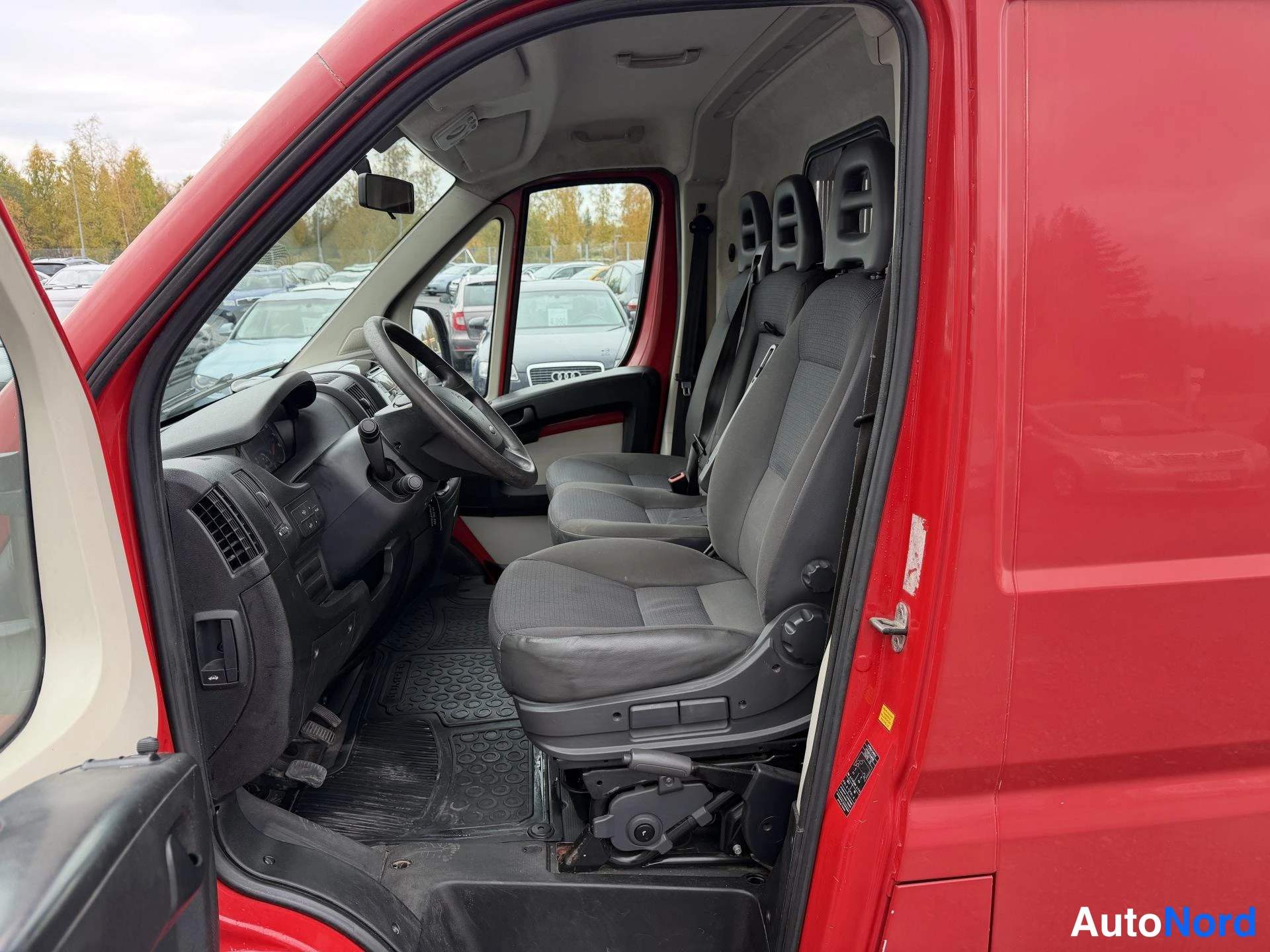 Red Citroen Jumper 2012, front seats, photo 10