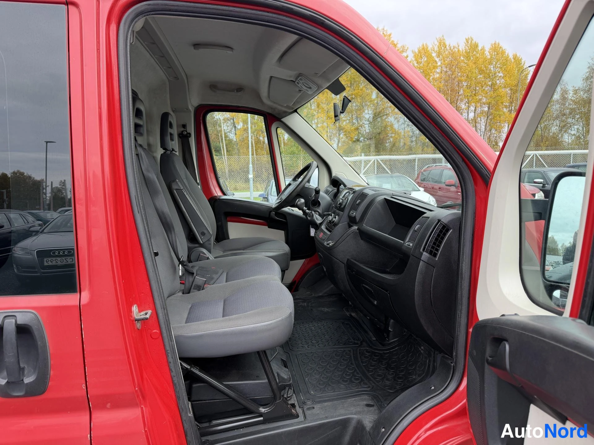 Red Citroen Jumper 2012, cockpit, photo 9
