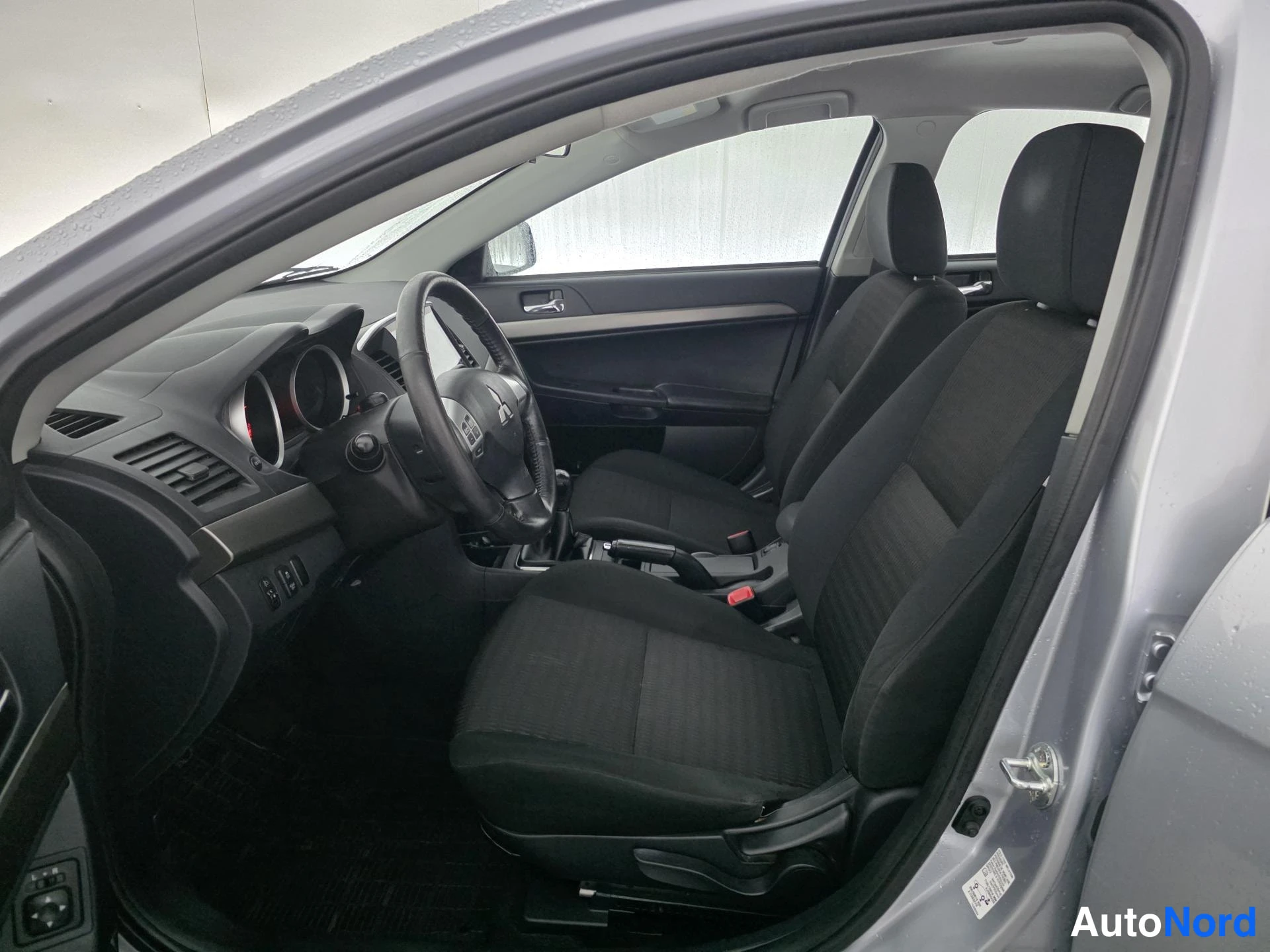 Harmaa Mitsubishi Lancer 2013, etuistuimet, kuva 7