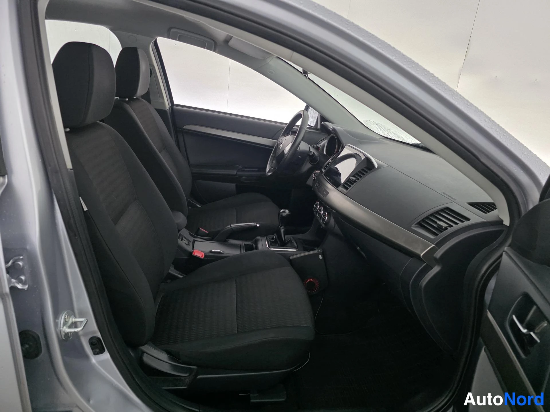 Harmaa Mitsubishi Lancer 2013, etuistuimet, kuva 8