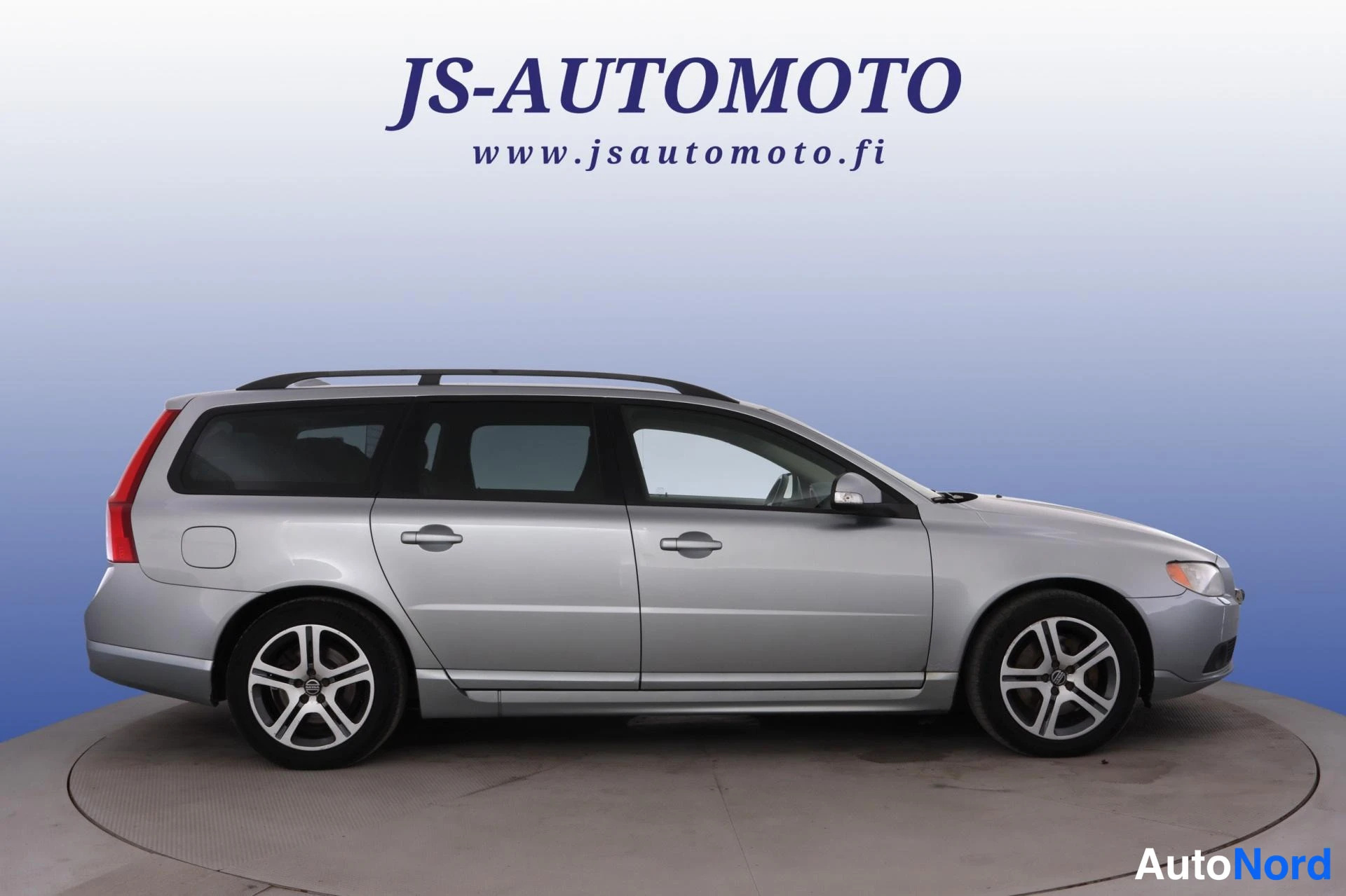 Silver Volvo V70 2008, snett framifrån, fronten åt höger, bild 3