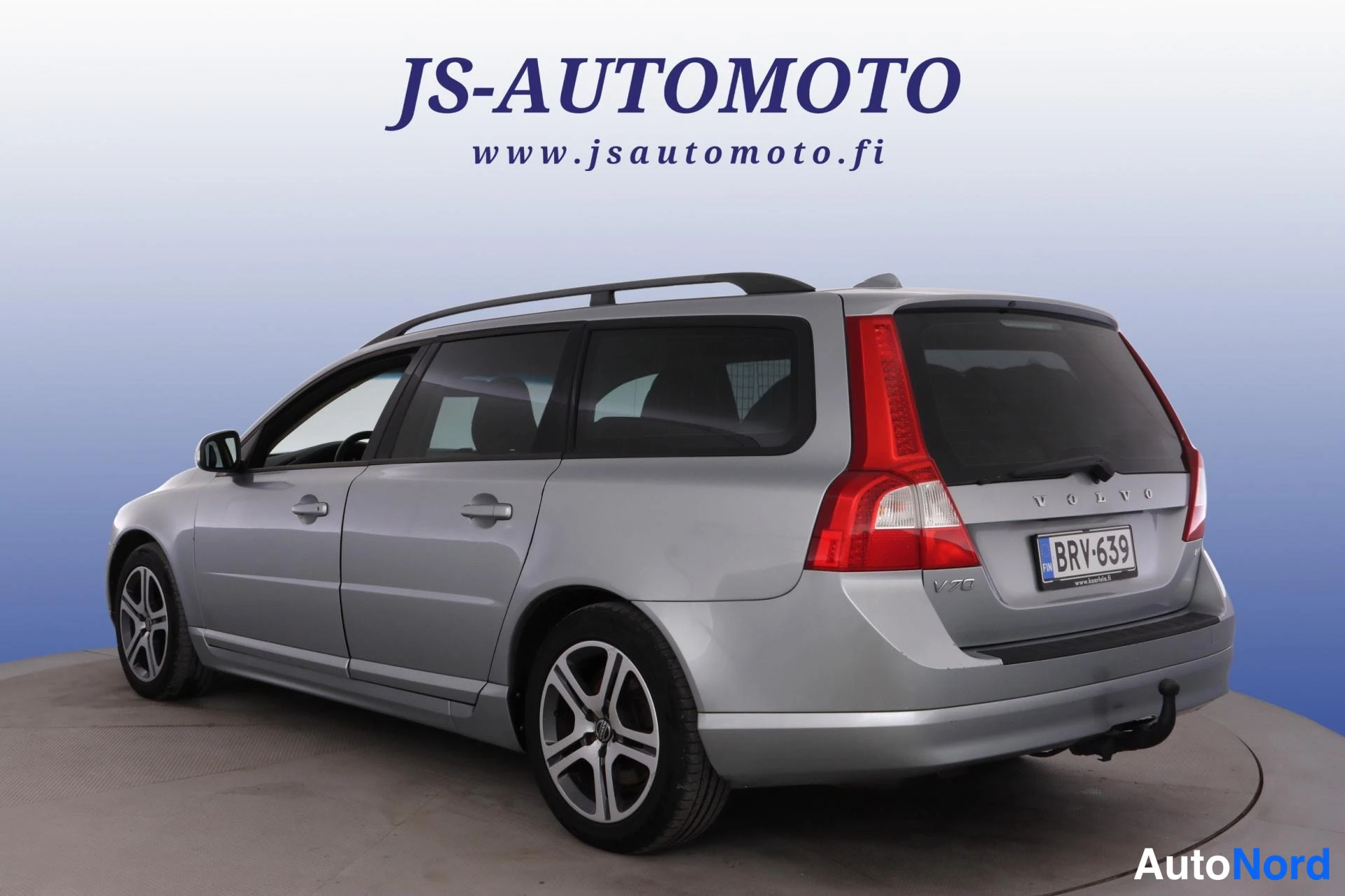 Silver Volvo V70 2008, snett bakifrån, bild 6