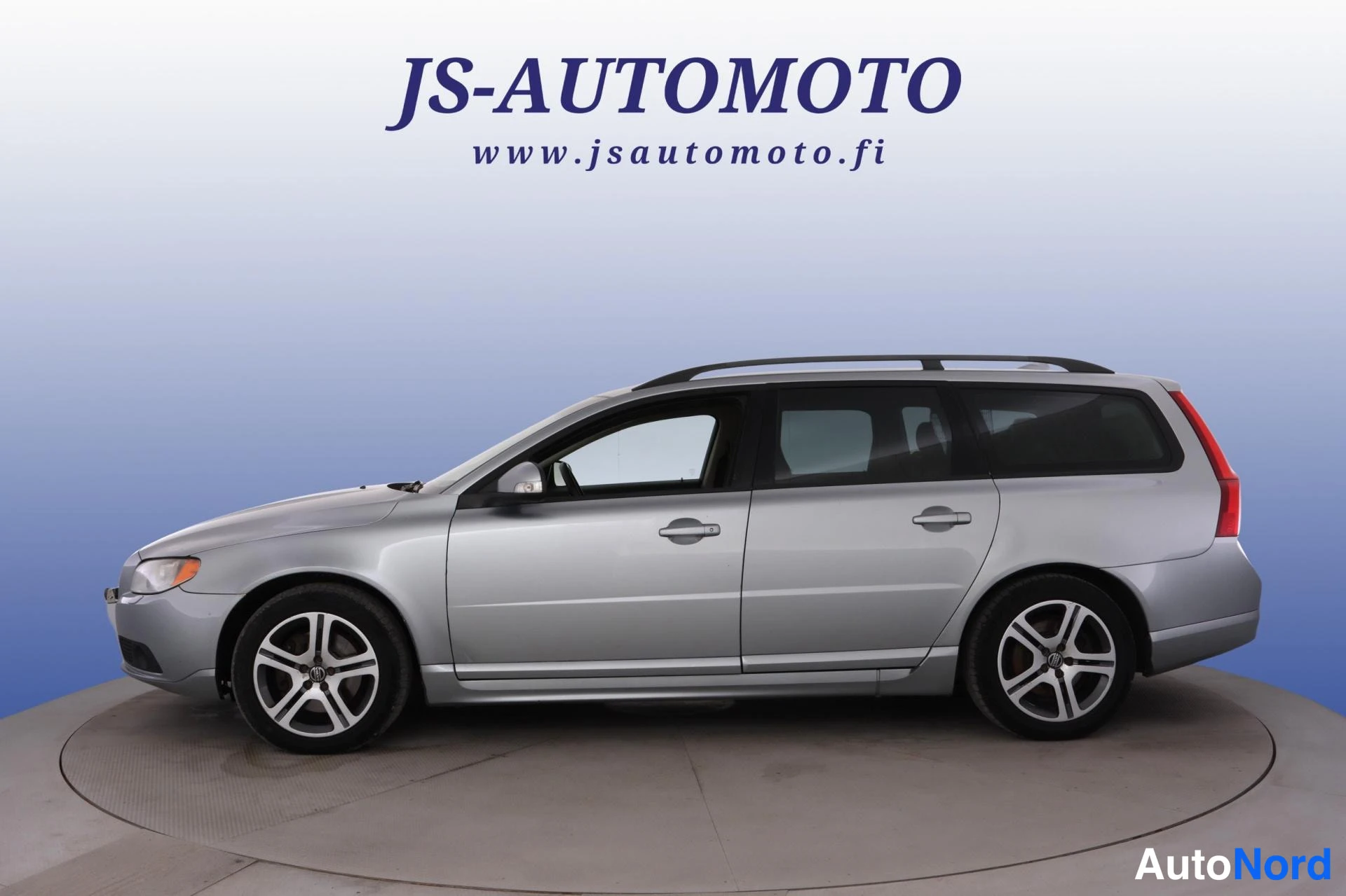 Silver Volvo V70 2008, snett framifrån, fronten åt vänster, bild 2