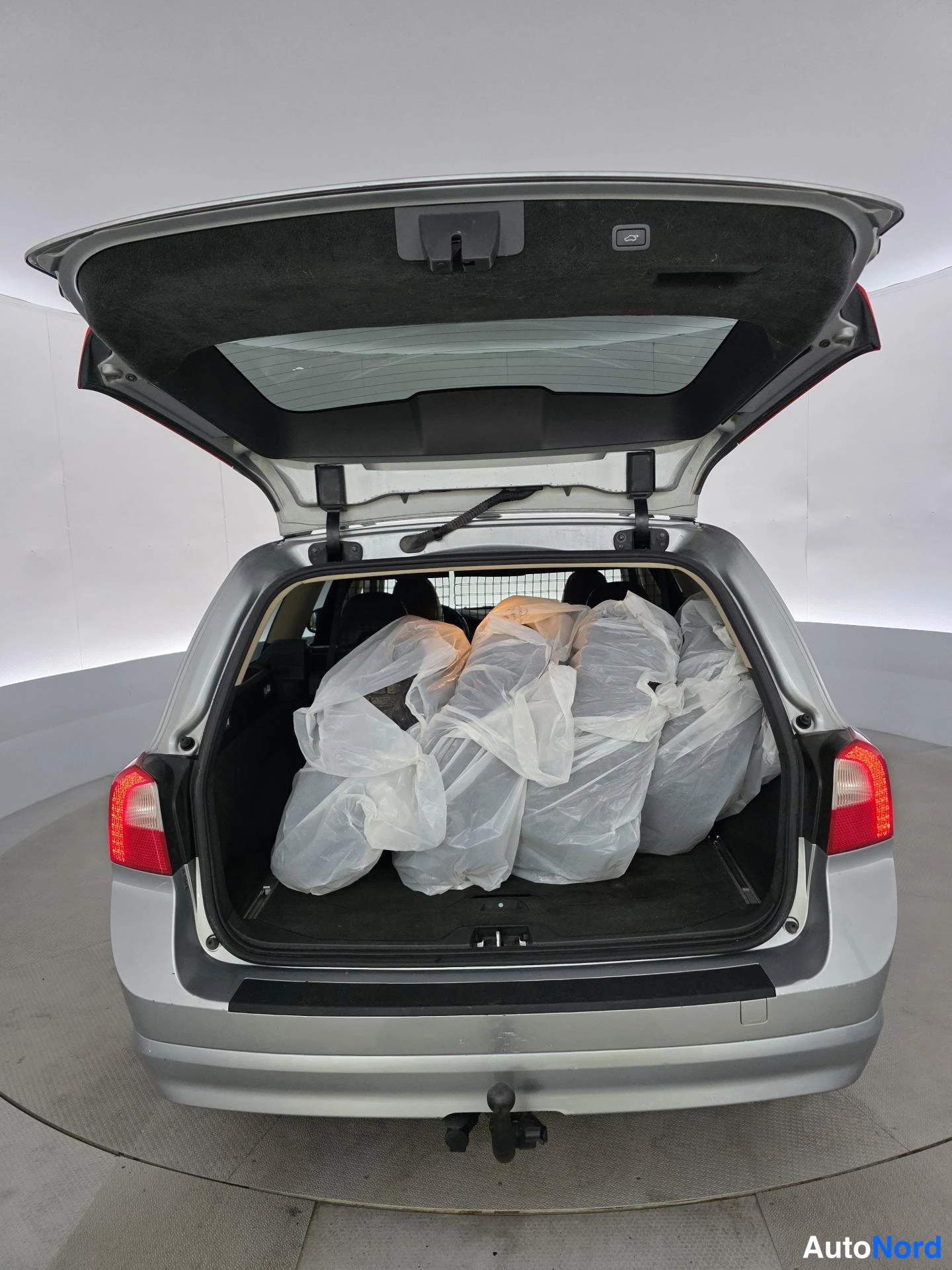 Silver Volvo V70 2008, bagageutrymme, bild 15